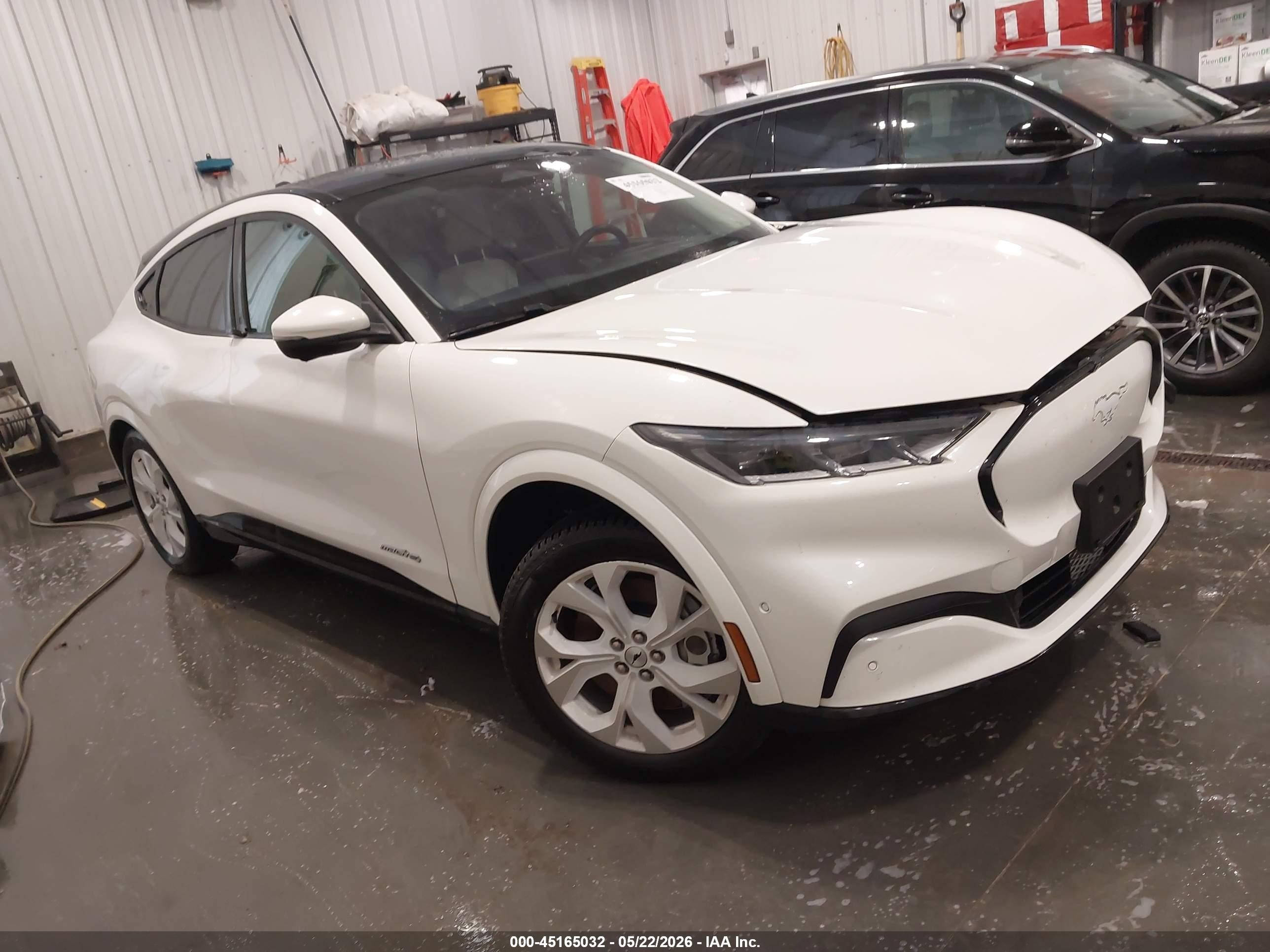 2022 Ford Mustang Mach-E Premium, VIN 3FMTK3SS8NMA25400 — Side