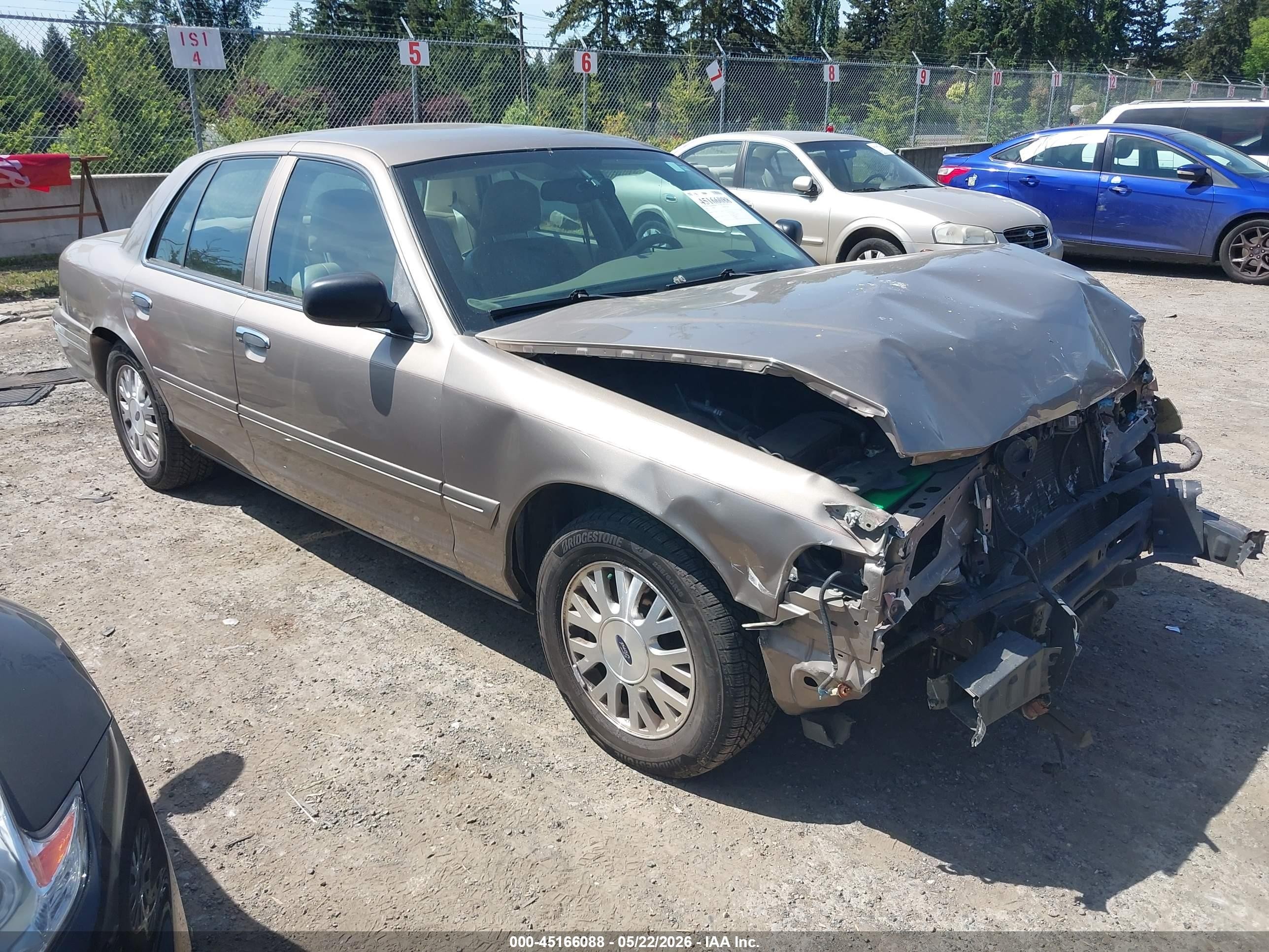 2004 Ford Crown Victoria LX, VIN 2FAFP74W44X170565 — Front end