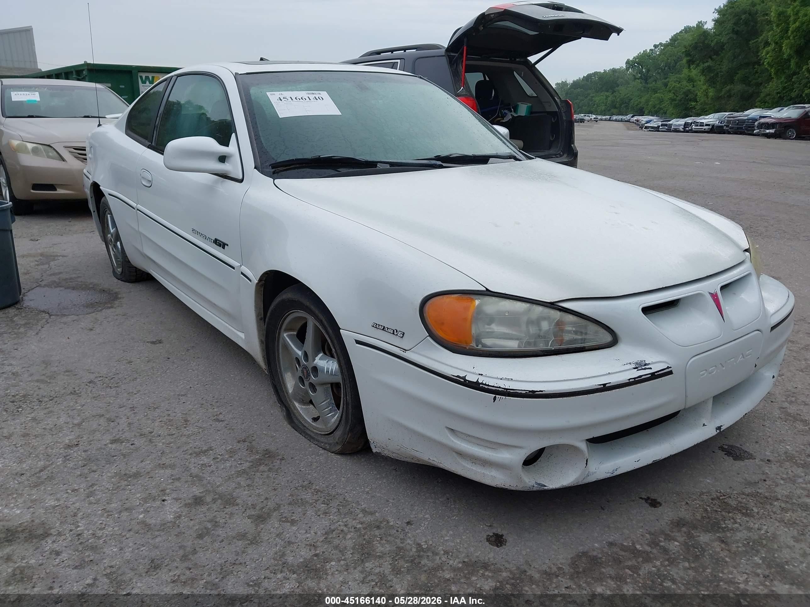 2002 Pontiac Grand Am GT, VIN 1G2NW12E82C207695 — Front end