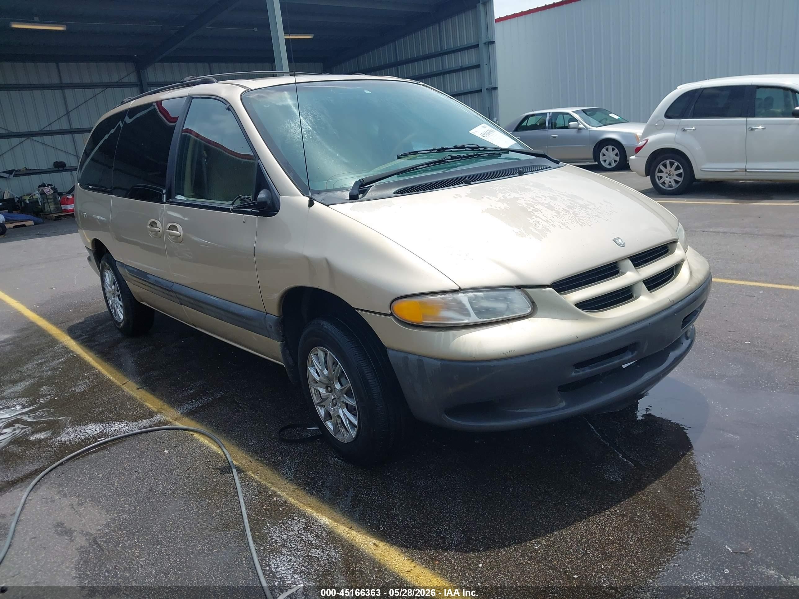 2000 Dodge Caravan SE, VIN 1B4GP44G1YB638103 — Бок