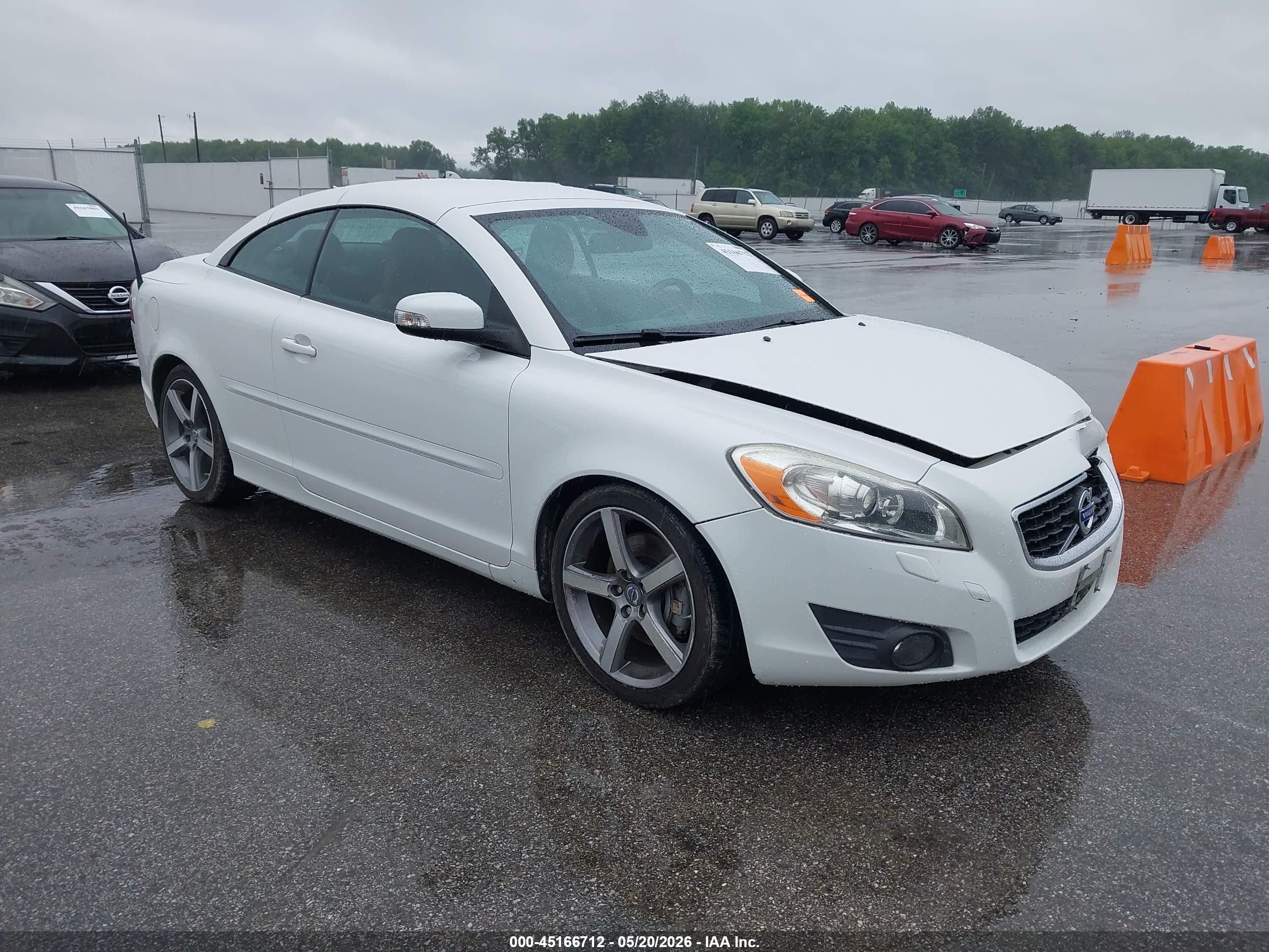 2011 Volvo C70, VIN YV1672MC5BJ115576 — Front end
