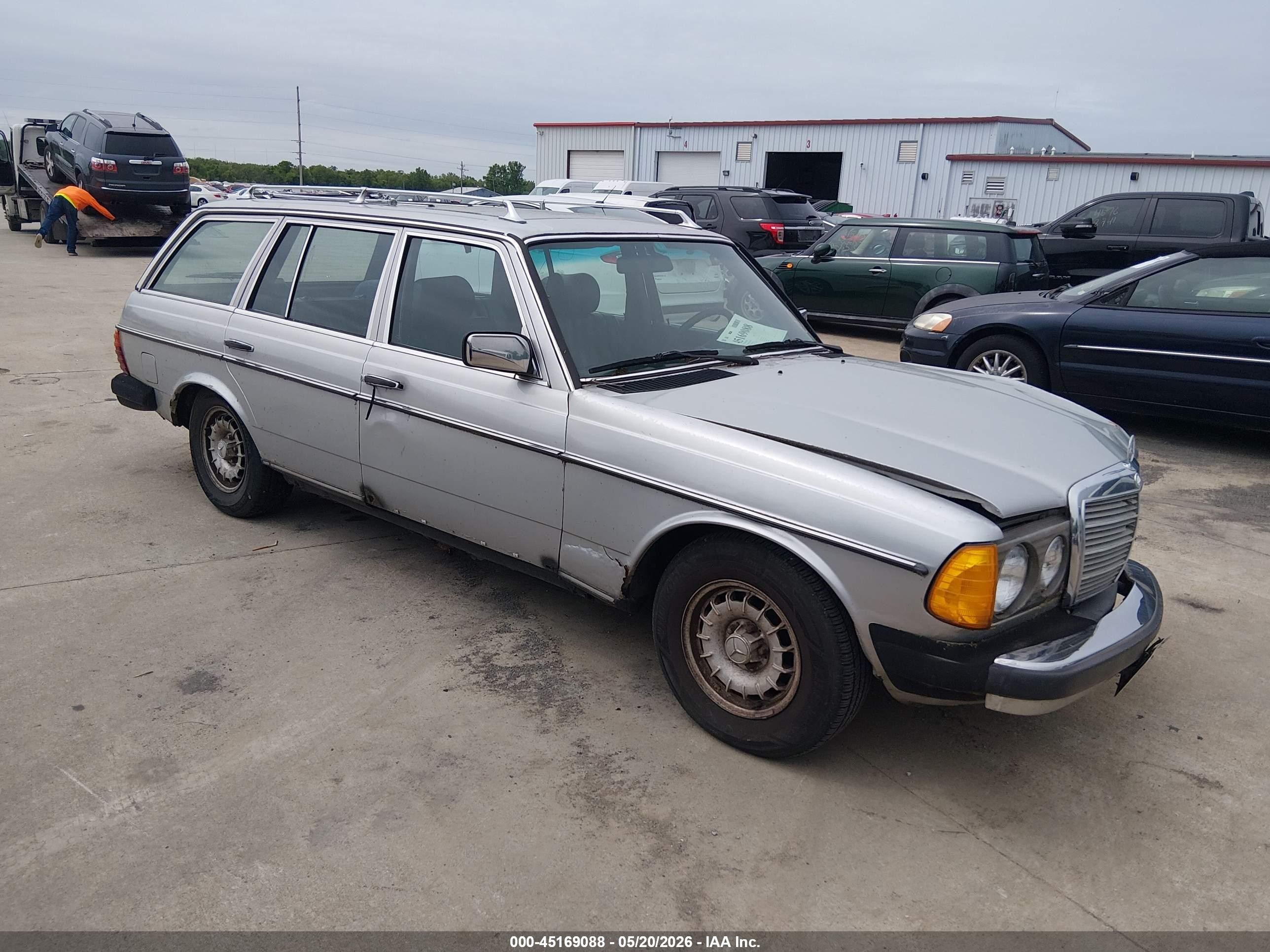 1983 Mercedes-Benz 300, VIN WDBAB93AXDN014101 — Front end