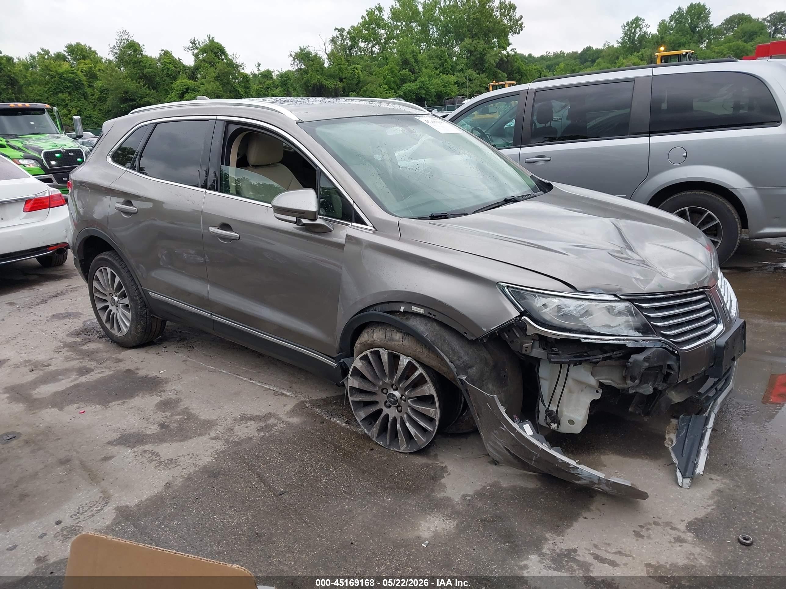 2017 Lincoln MKC Reserve, VIN 5LMCJ3D90HUL27144 — Front end
