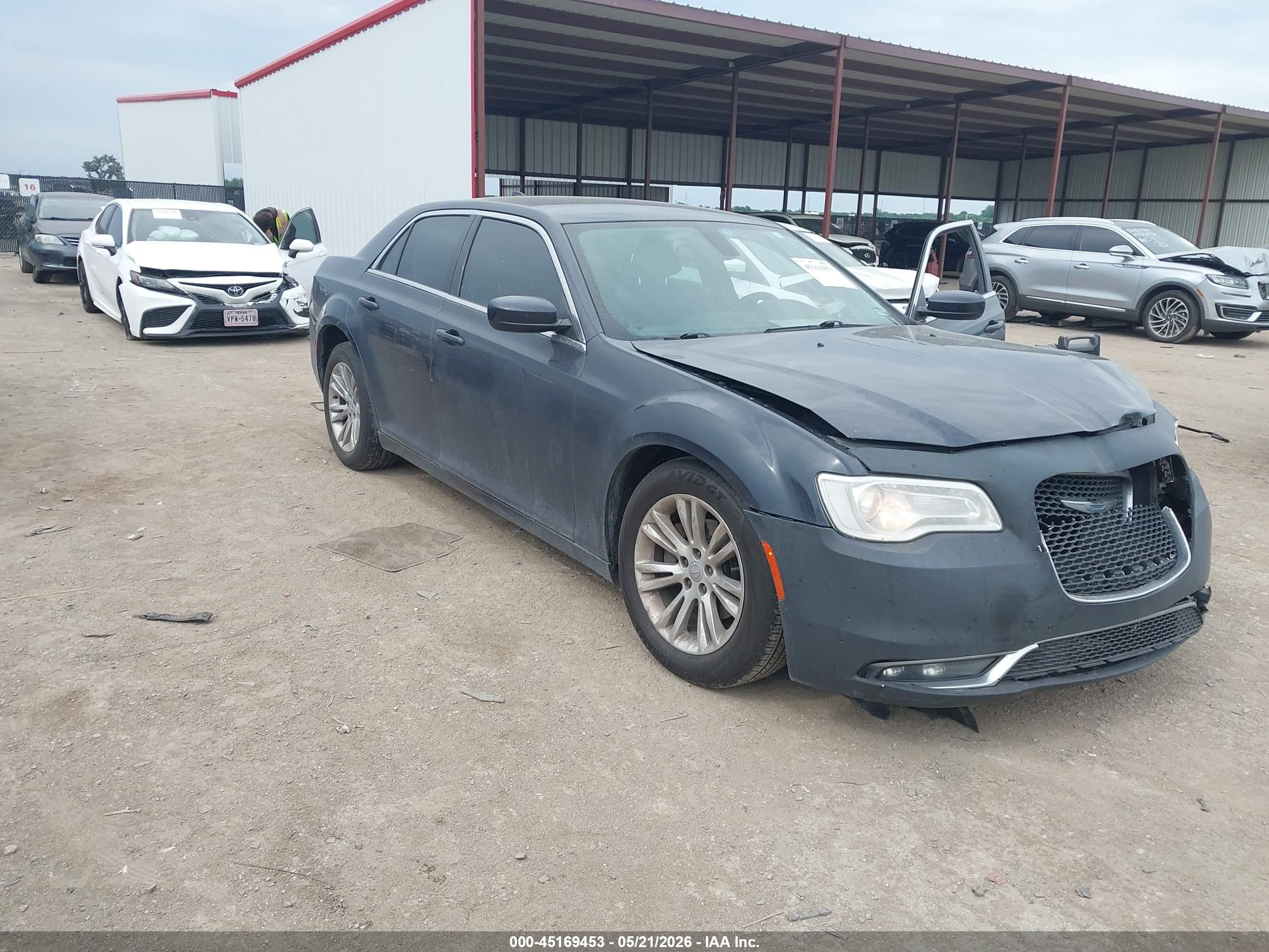 2018 Chrysler 300 Touring L, VIN 2C3CCAAG7JH208223 — Перед