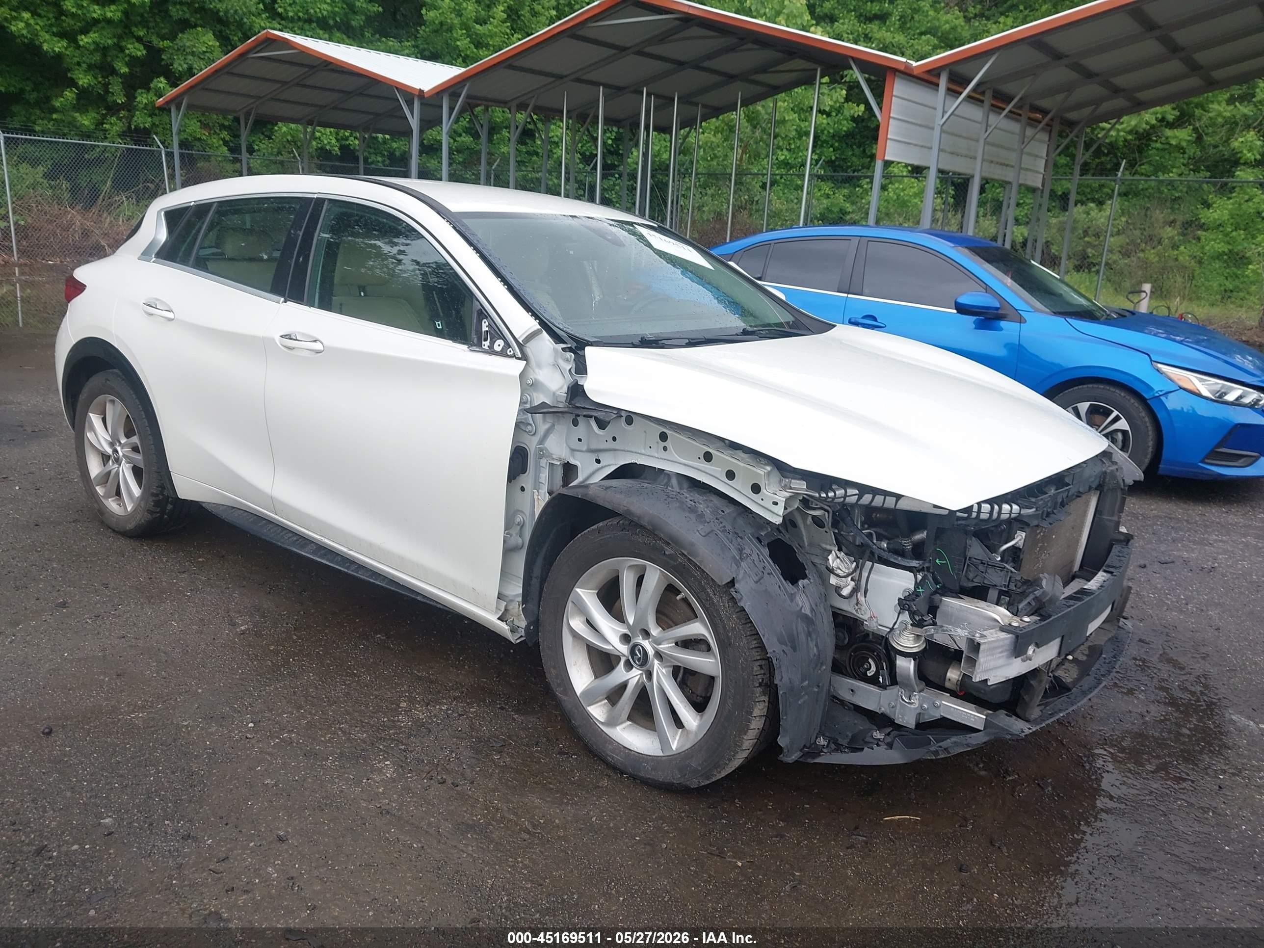 2017 Infiniti QX30 Luxury, VIN SJKCH5CP8HA037313 — Front end