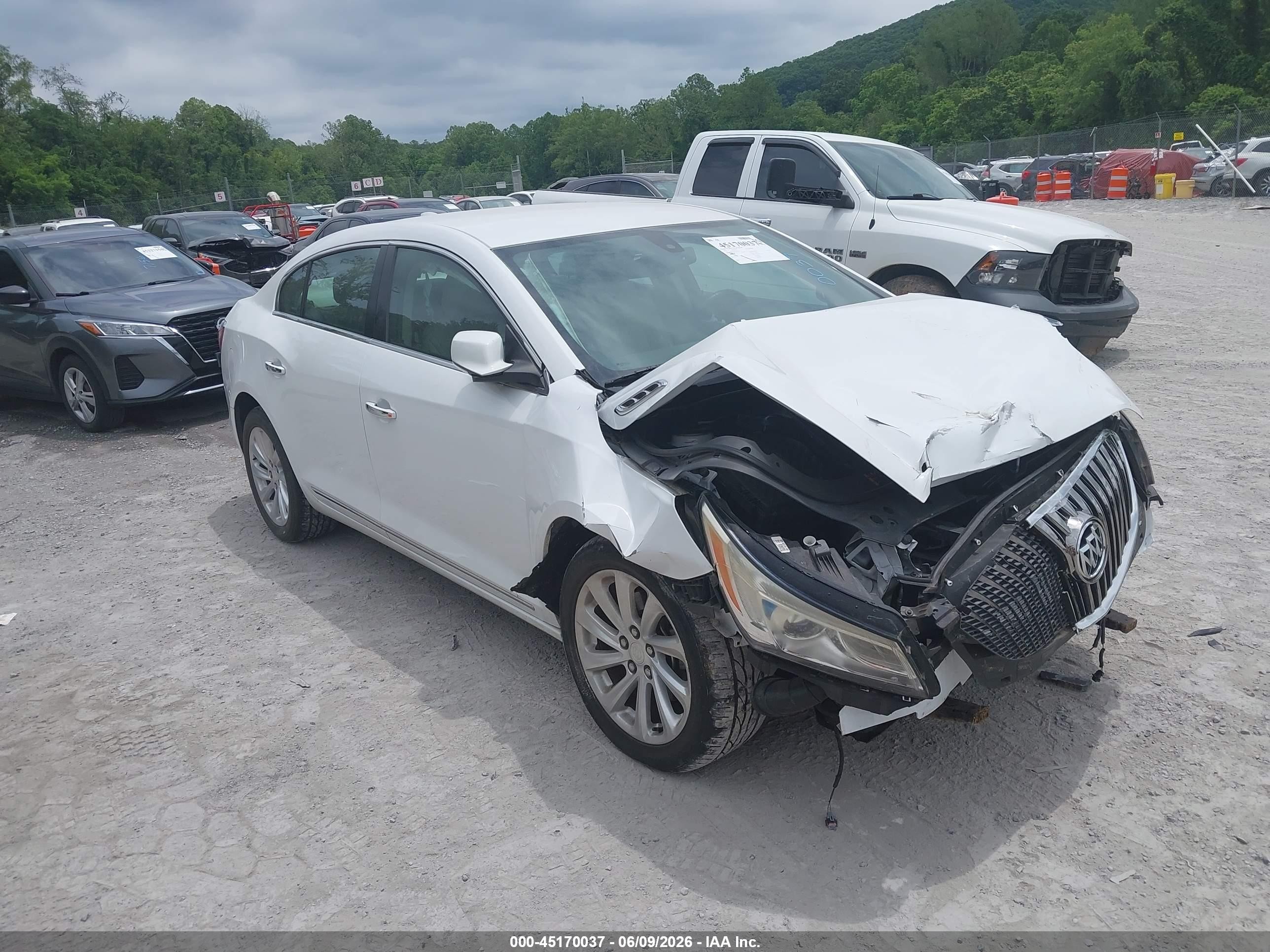 2015 Buick LaCrosse Leather, VIN 1G4GB5G35FF247960 — Перед