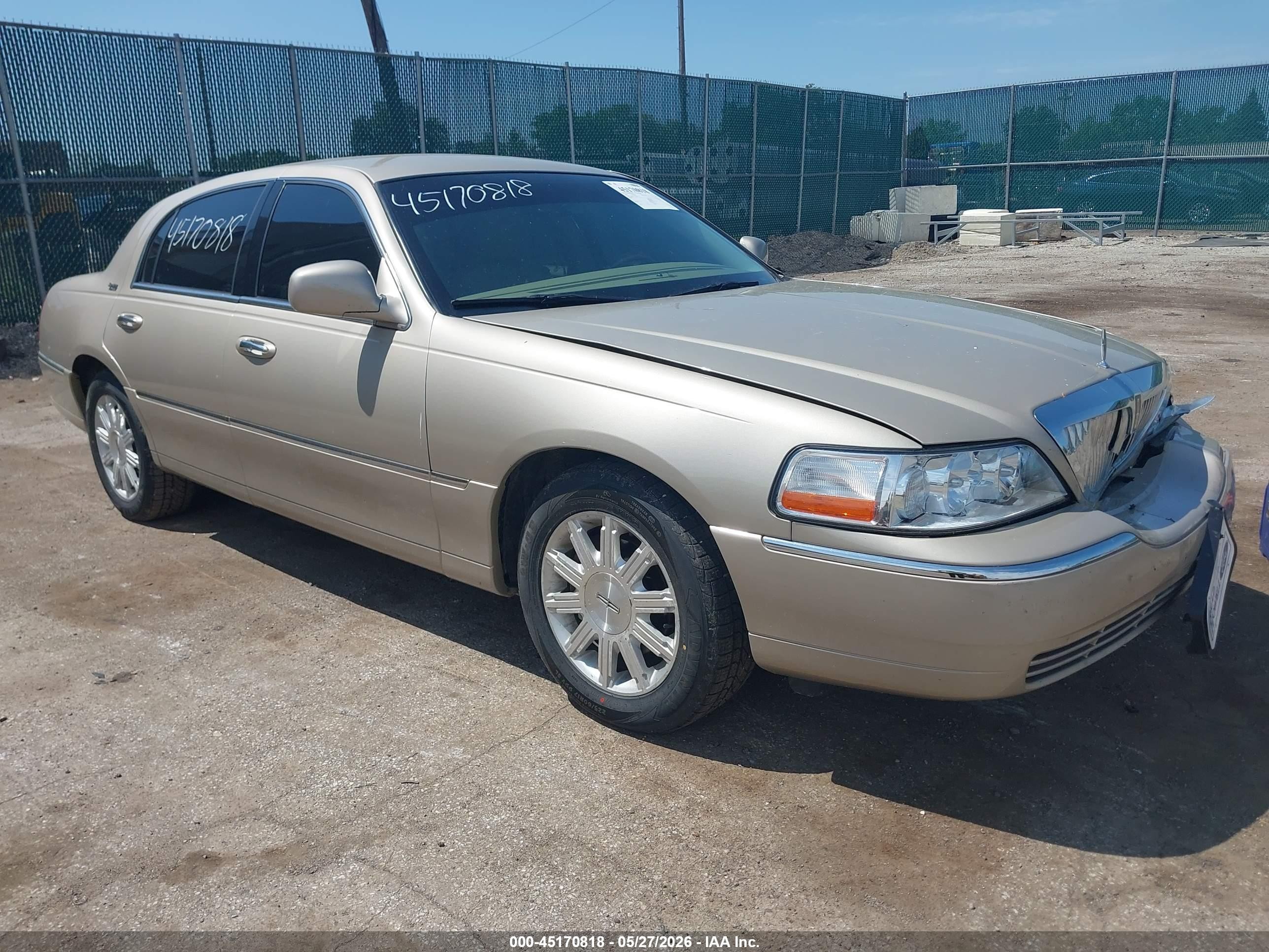 2011 Lincoln Town Car Signature Limited, VIN 2LNBL8CV4BX754301 — Front end