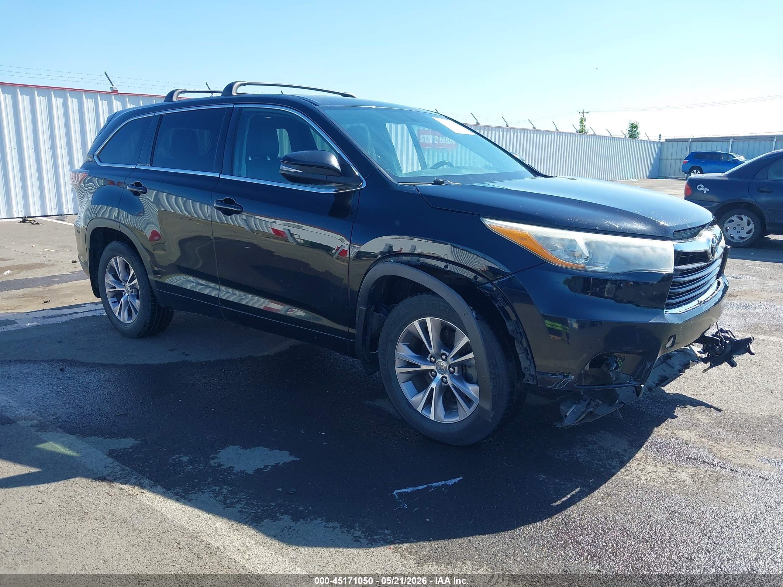 2015 Toyota Highlander LE, VIN 5TDBKRFH1FS193348 — Side