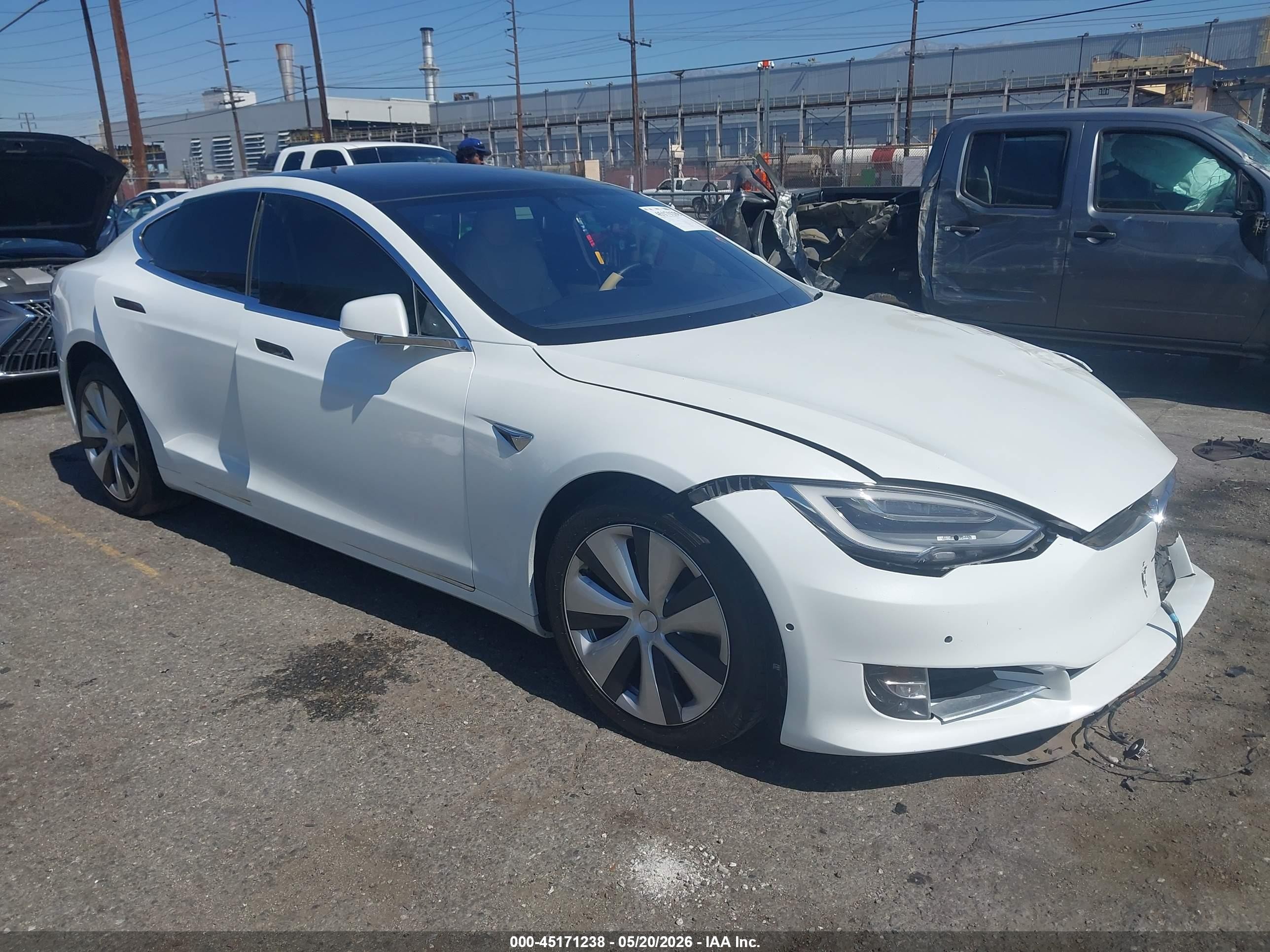 2020 Tesla Model S Long Range, VIN 5YJSA1E25LF390461 — Front end
