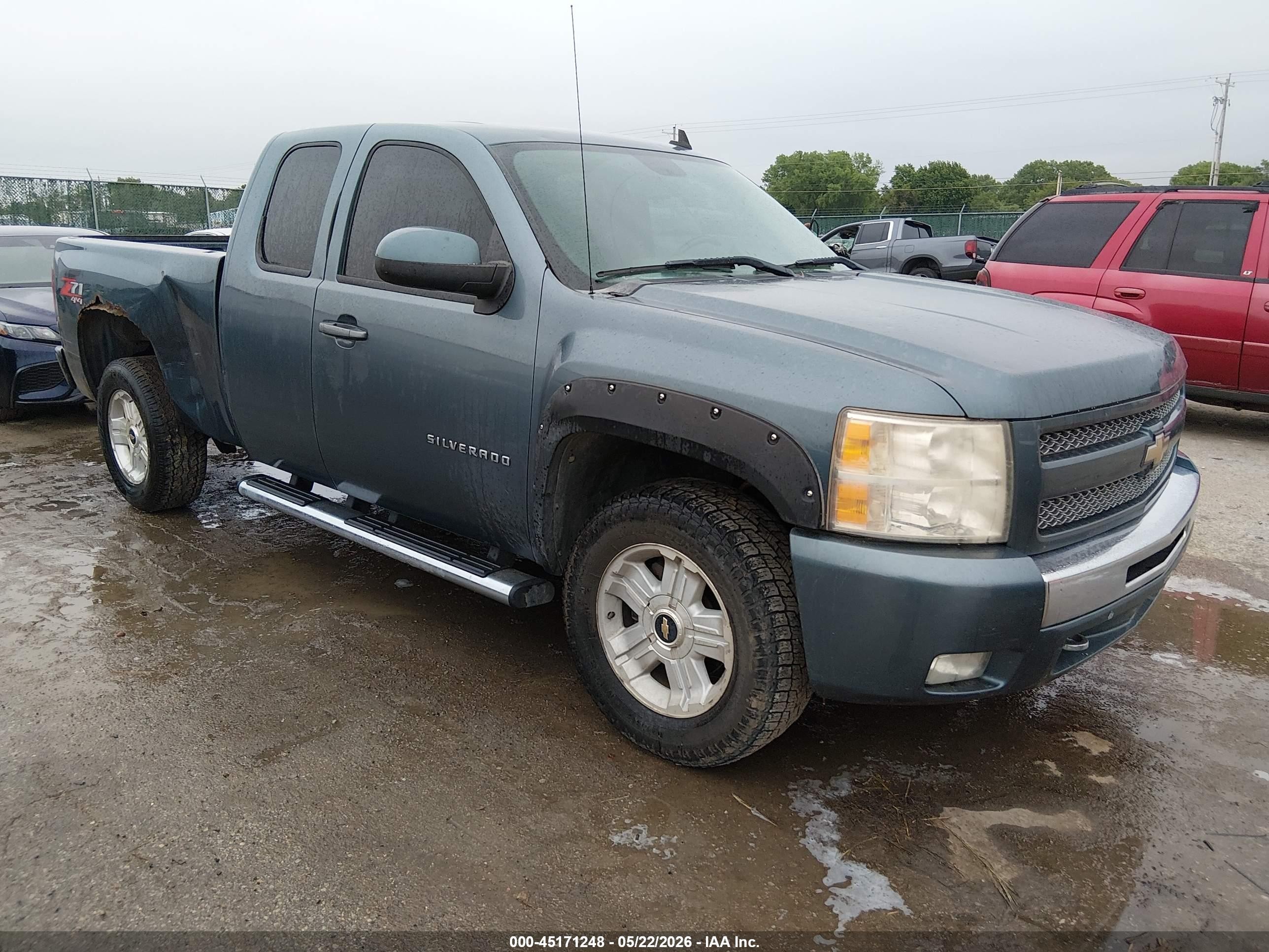 2011 Chevrolet Silverado 1500 LT, VIN 1GCRKSE39BZ209817 — Side