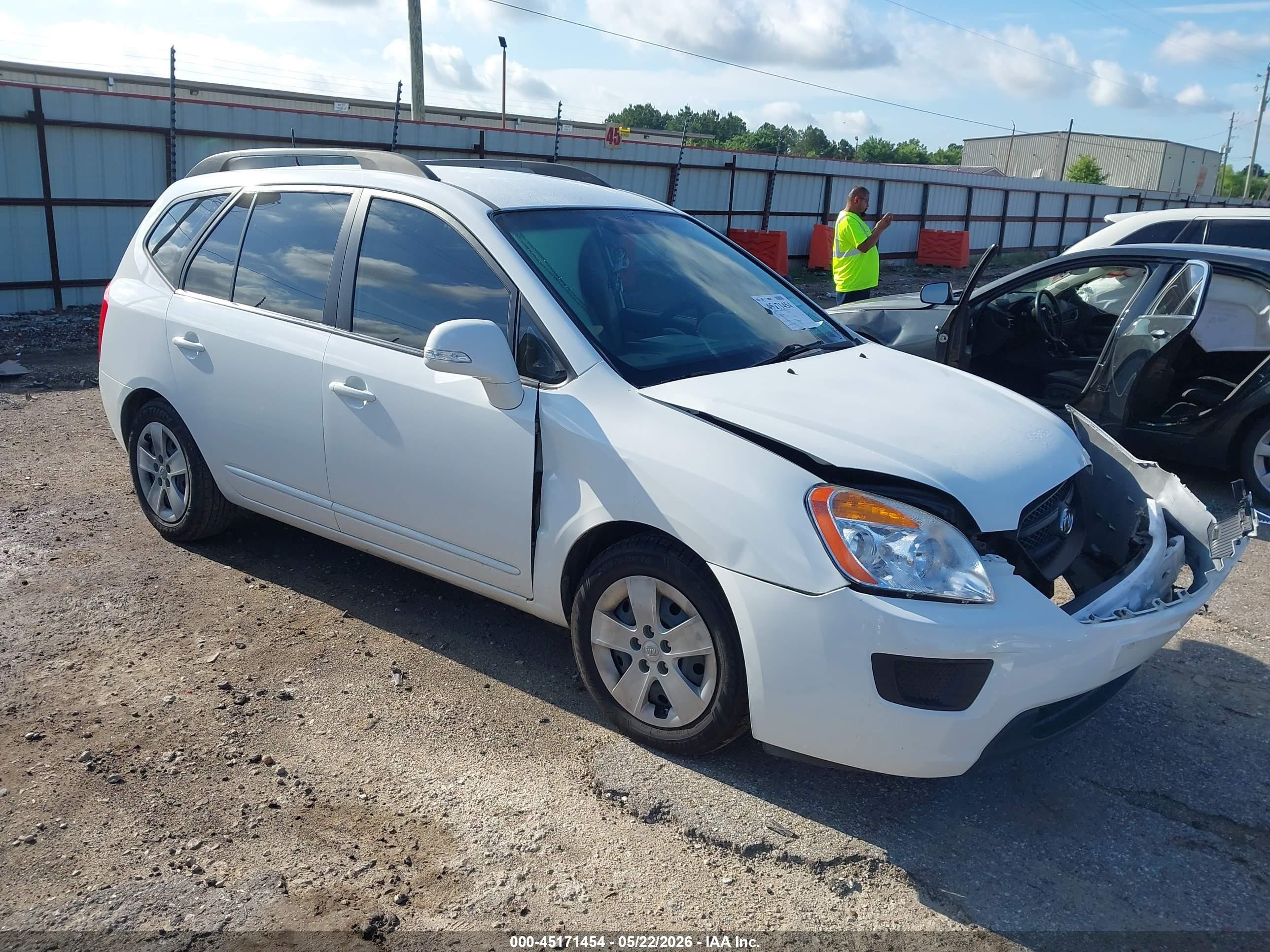 2010 Kia Rondo, VIN KNAHG8C96A7308884 — Front end