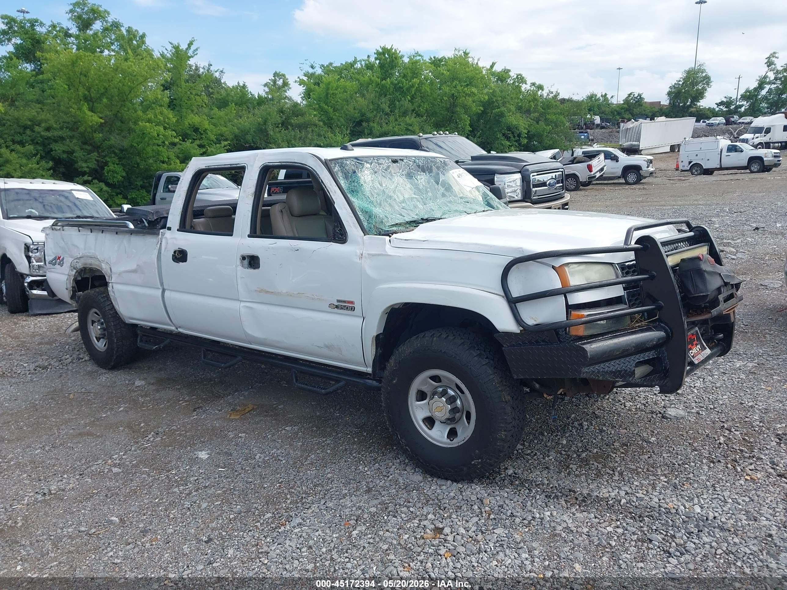 2005 Chevrolet Silverado 3500 SRW LS, VIN 1GCHK33225F824324 — Бок