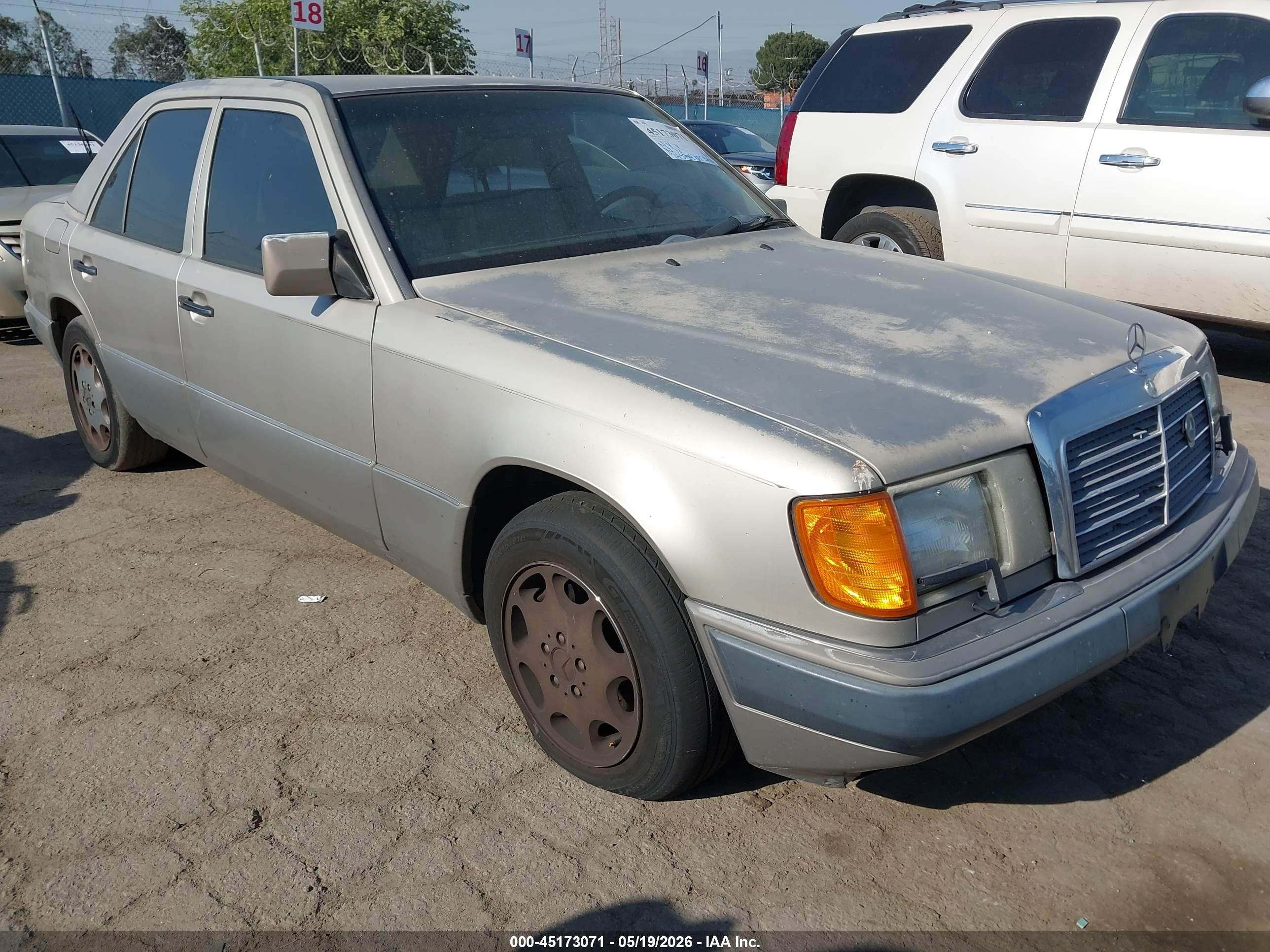1992 Mercedes-Benz 400 E, VIN WDBEA34E0NB712819 — Normal wear