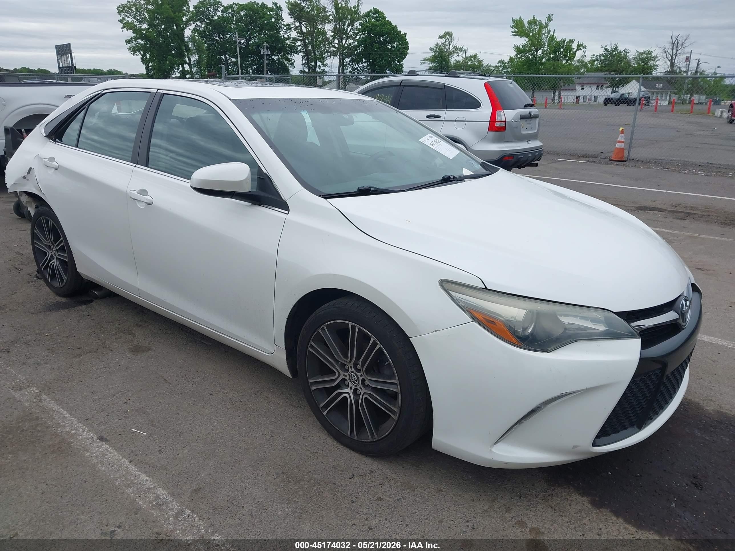 2016 Toyota Camry SE, VIN 4T1BF1FK1GU157430 — Rear end