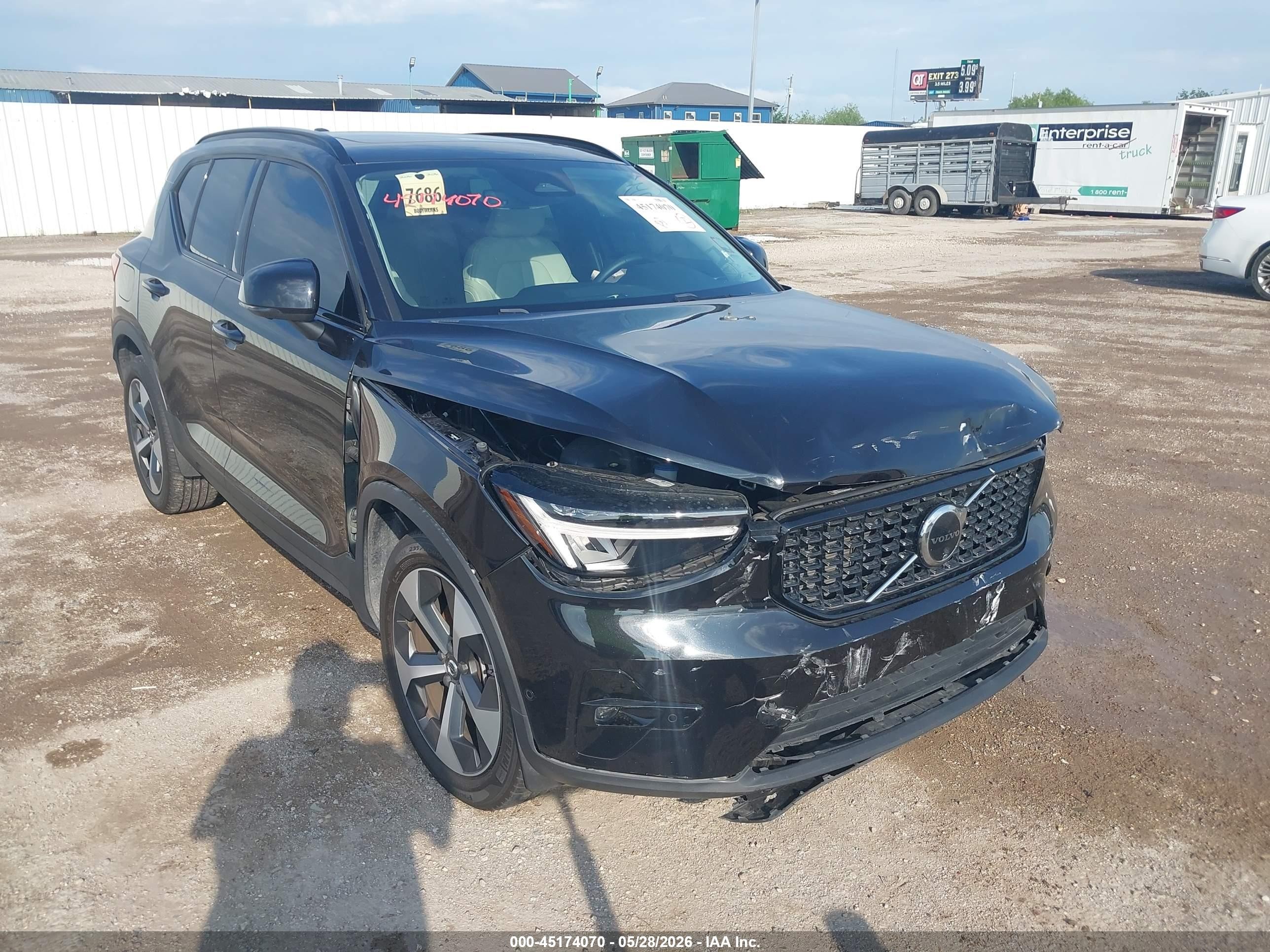 2025 Volvo XC40 Plus Dark Theme, VIN YV4L12UC9S2457422 — Front end