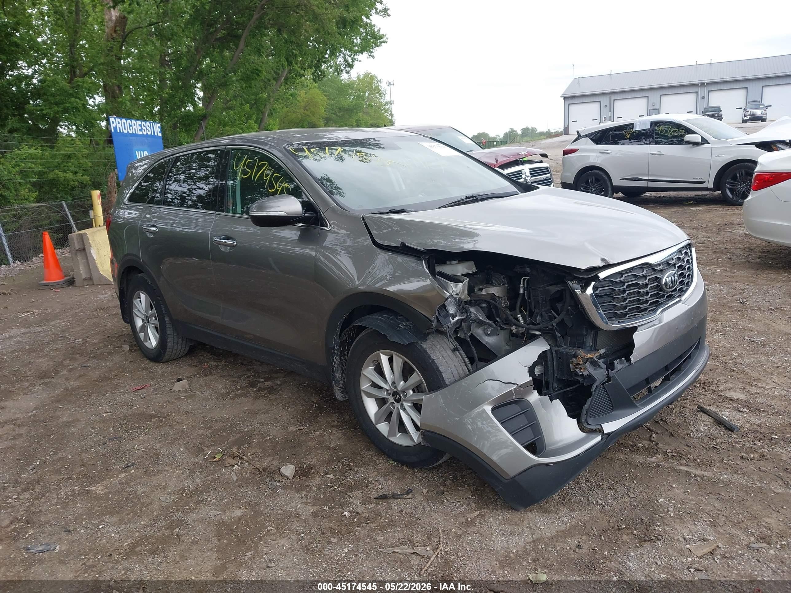 2019 Kia Sorento L, VIN 5XYPG4A39KG479641 — Front end