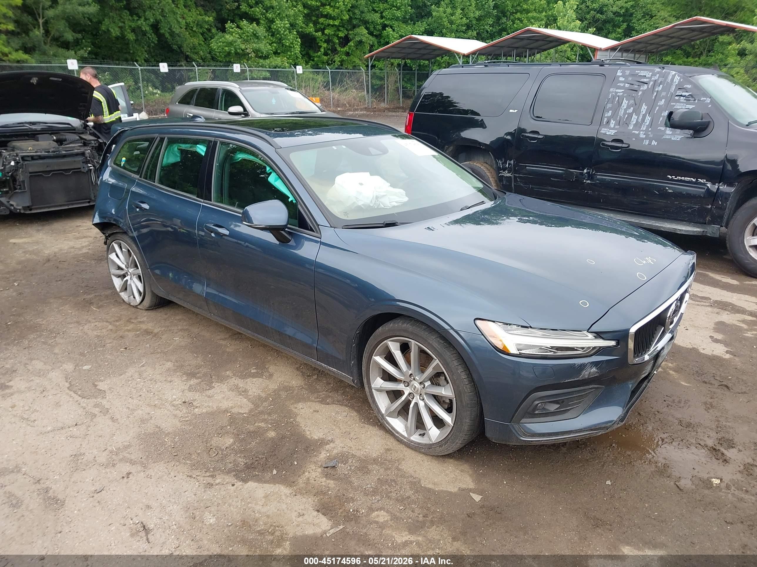 2020 Volvo V60 Momentum, VIN YV1102EK6L2349709 — Rear end