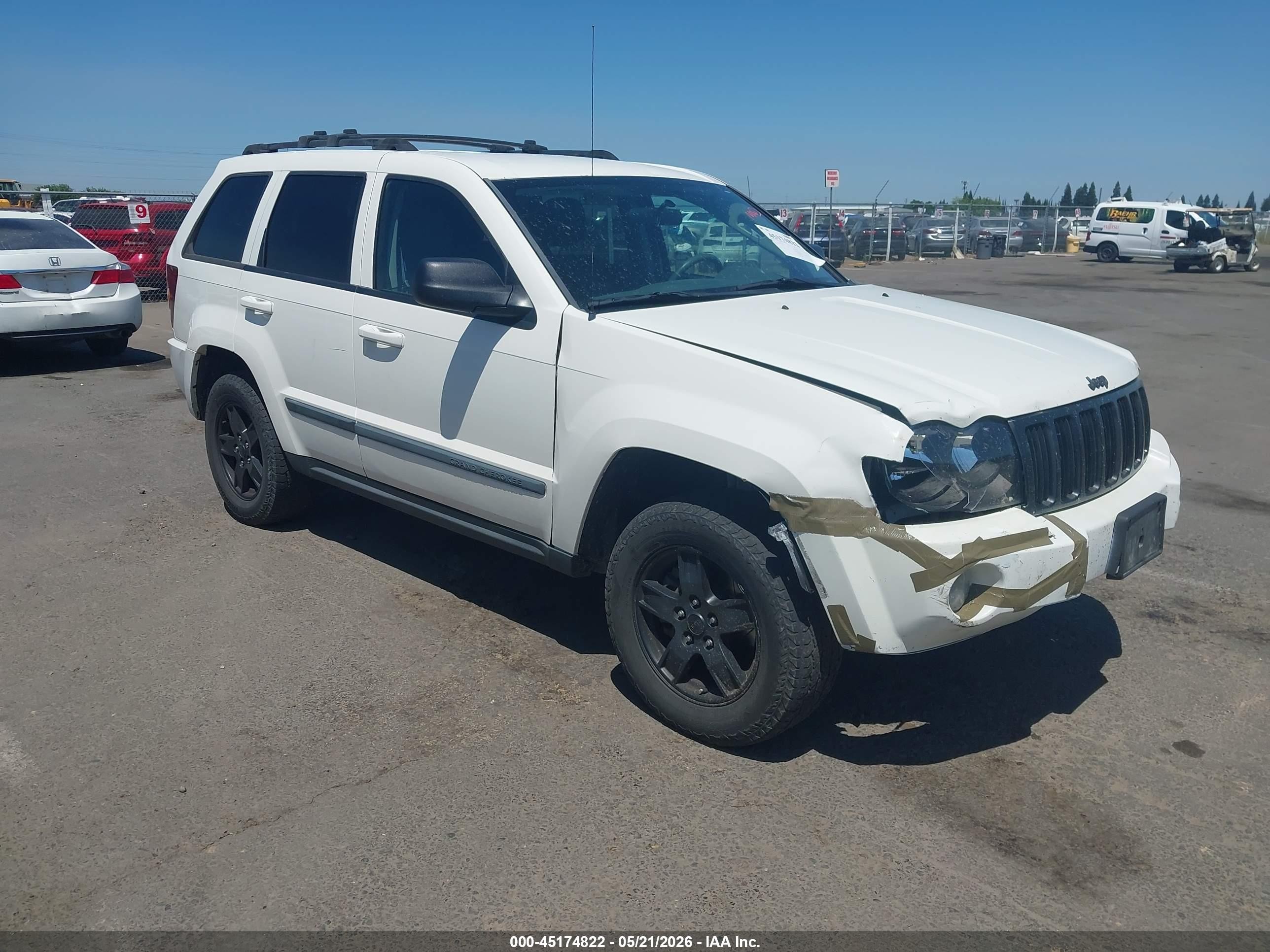 2007 Jeep Grand Cherokee Laredo, VIN 1J8GR48K17C577056 — Side