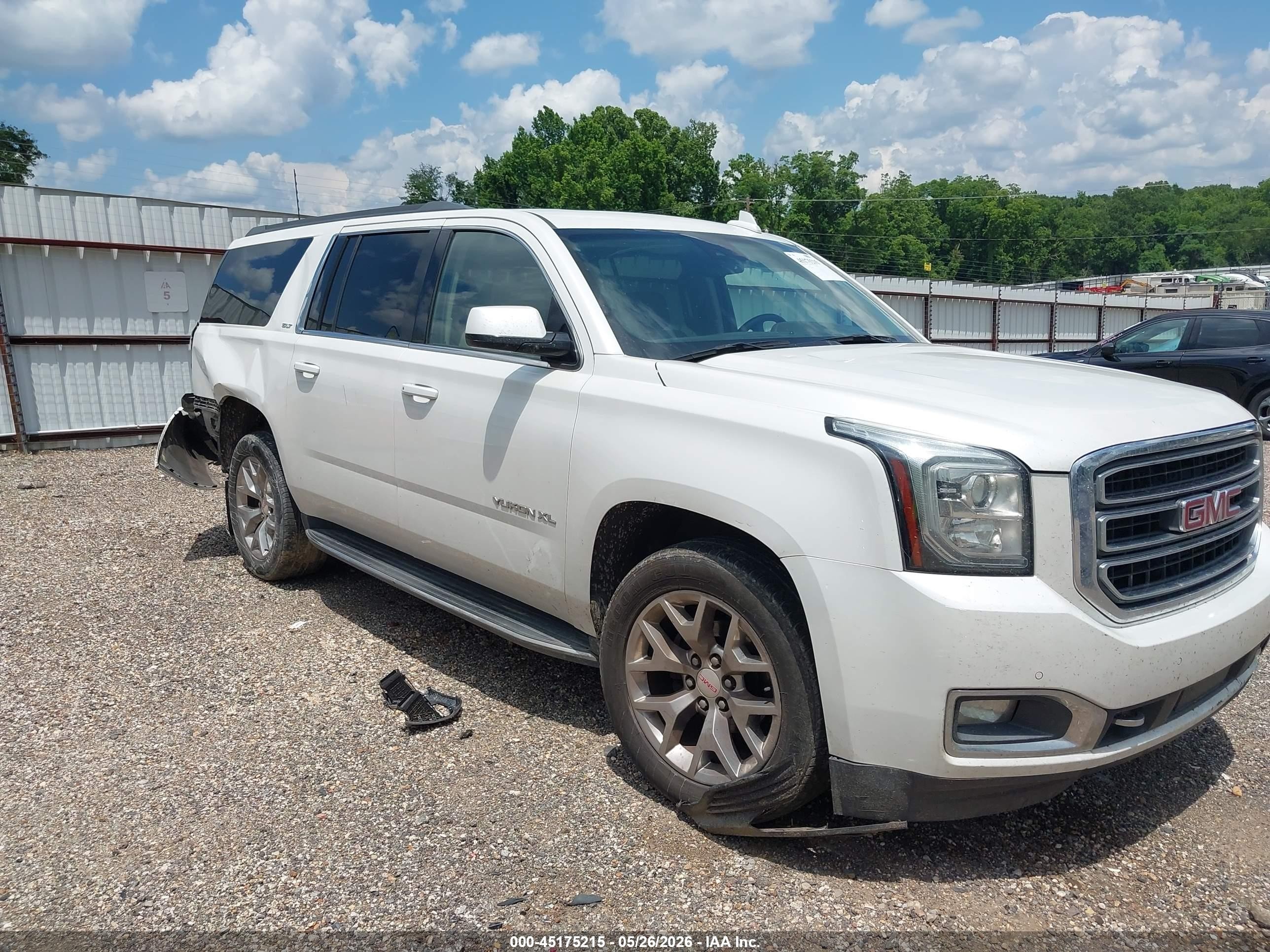 2017 GMC Yukon XL SLT, VIN 1GKS1GKC5HR373004 — Rear end