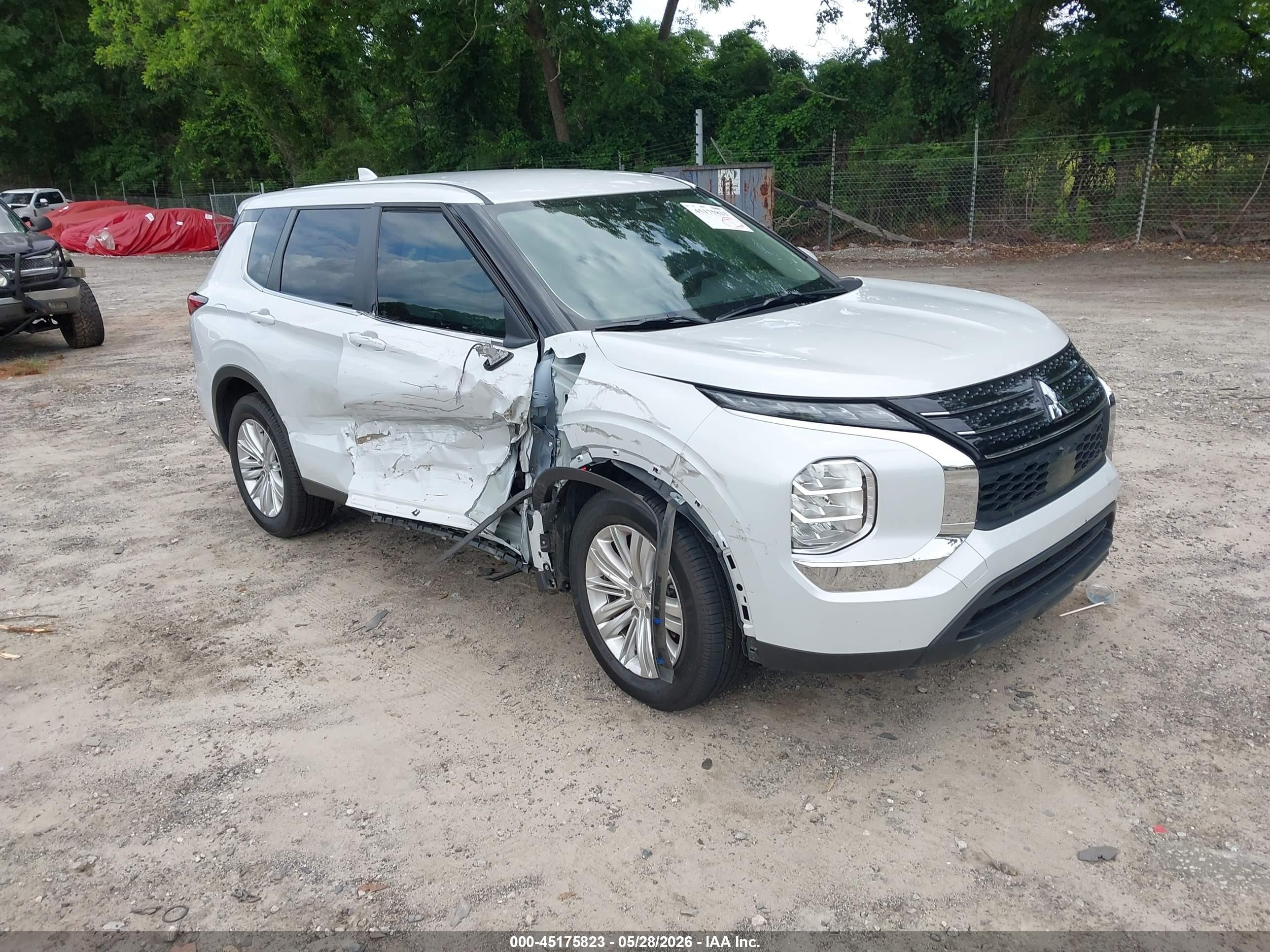 2024 Mitsubishi Outlander ES, VIN JA4J3UA83RZ025971 — Бок