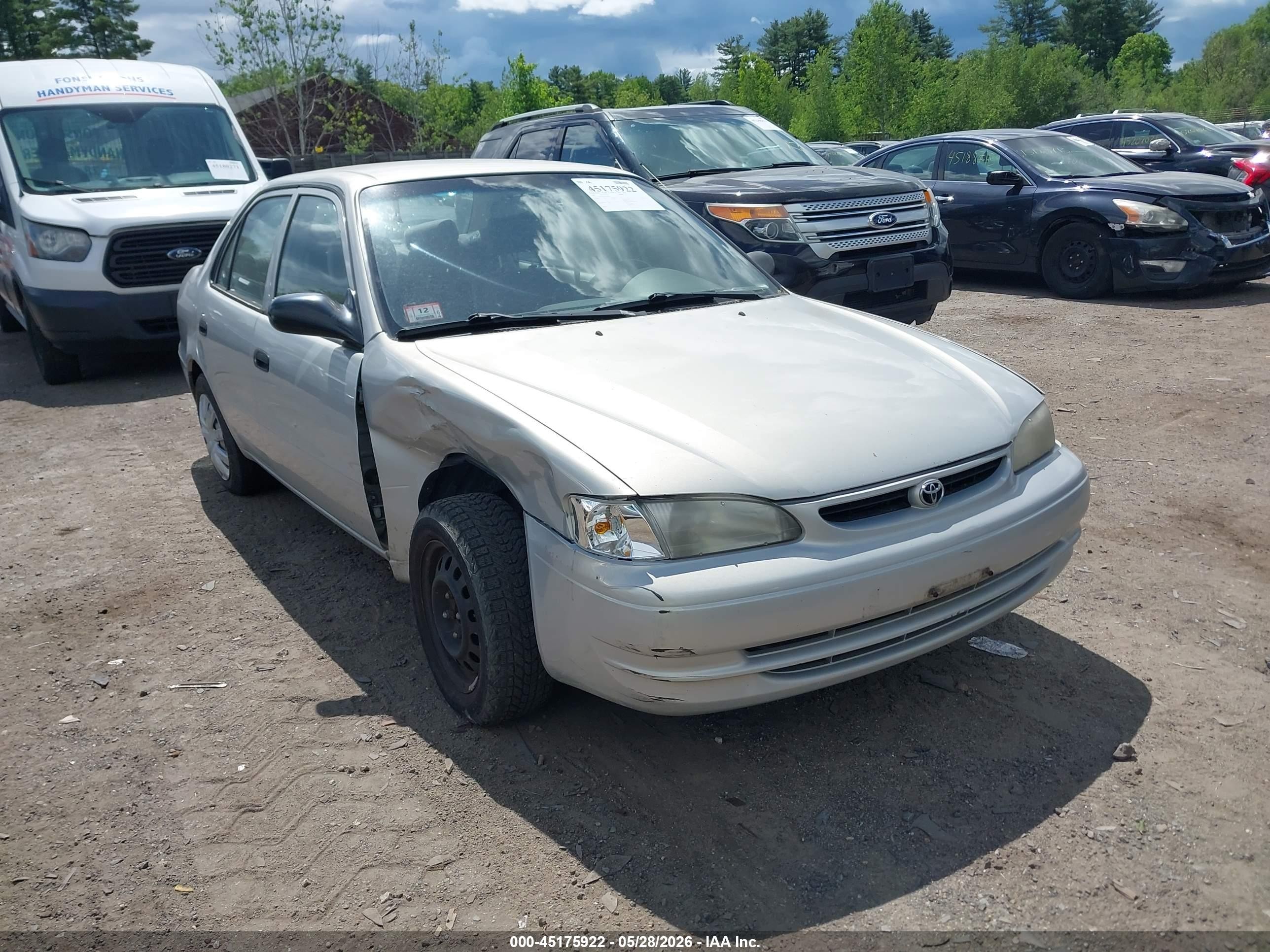 2000 Toyota Corolla CE, VIN 2T1BR12E8YC279485 — Front end