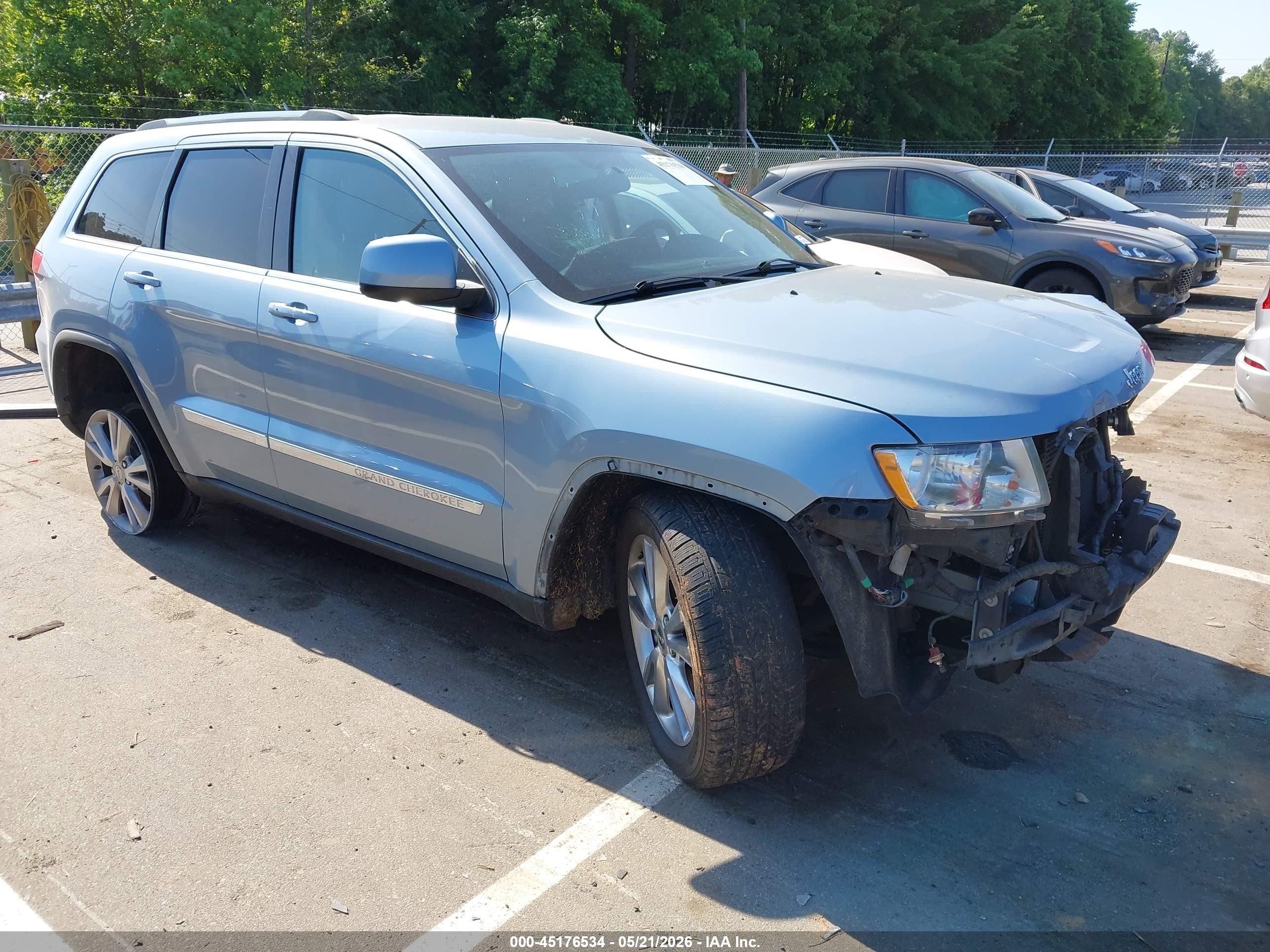2013 Jeep Grand Cherokee Laredo, VIN 1C4RJEAG9DC558544 — Front end