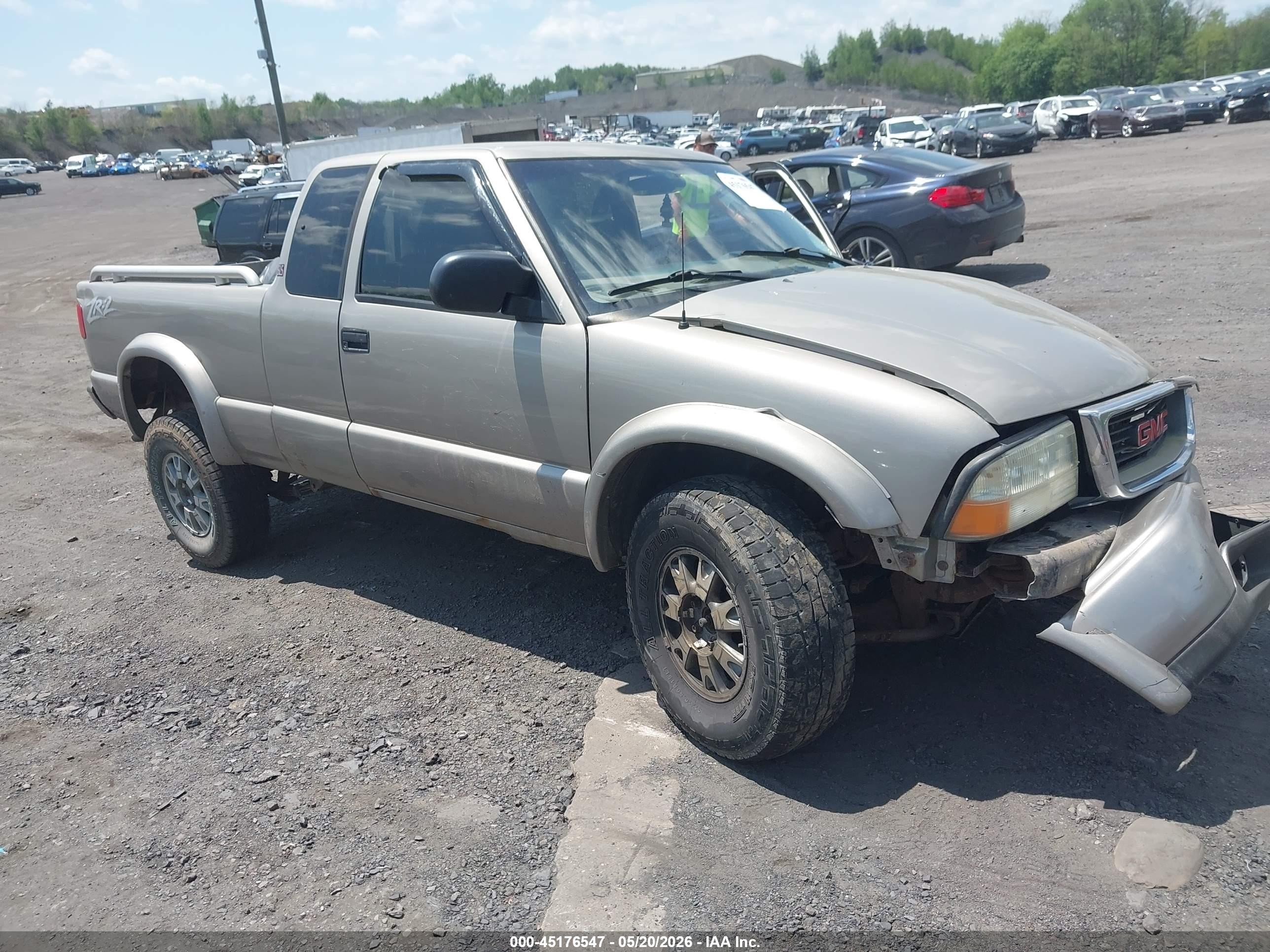 2002 GMC Sonoma SLS, VIN 1GTCT19W828213218 — Front end