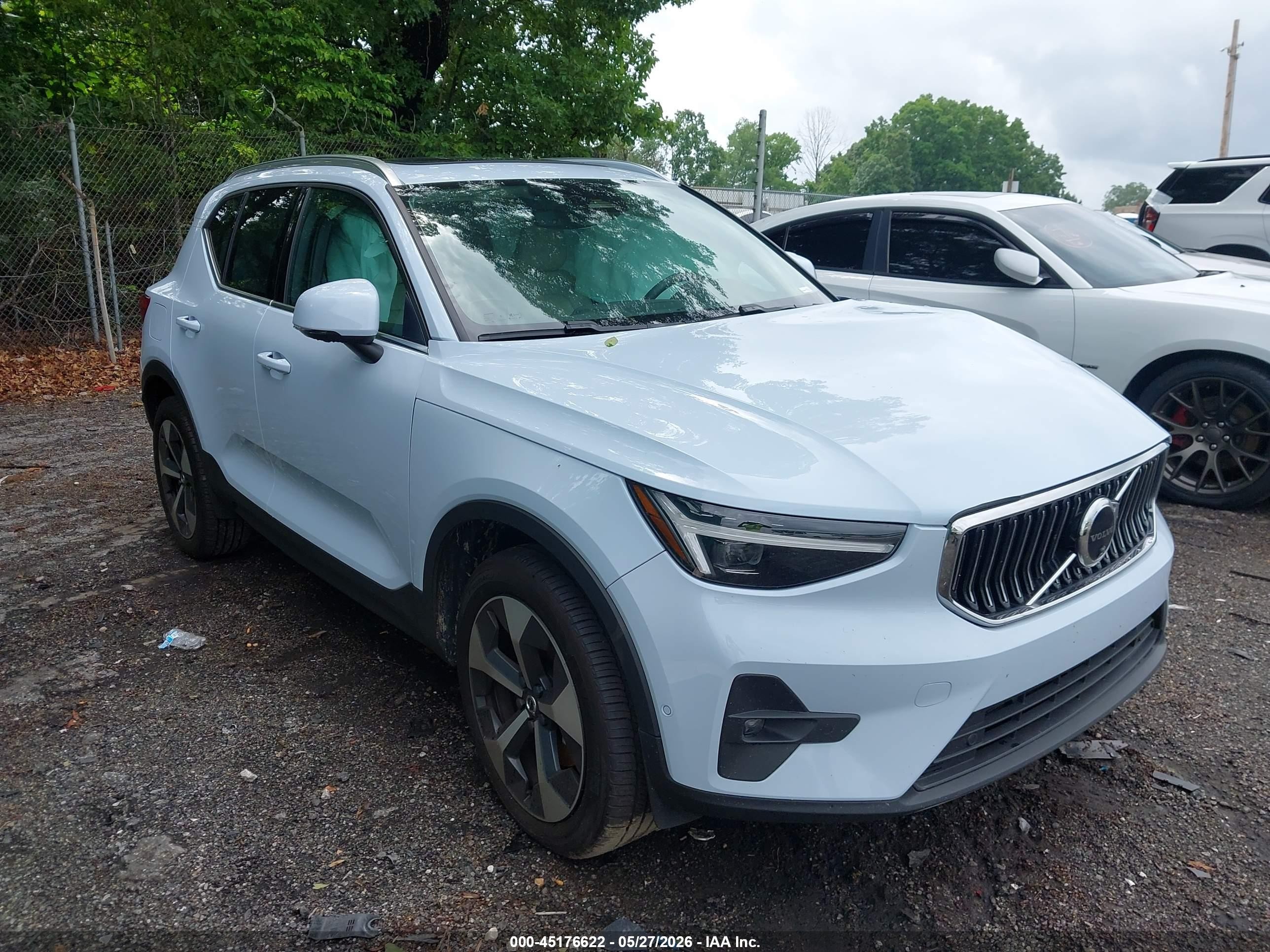 2025 Volvo XC40 Plus Bright Theme, VIN YV4L12UE6S2552196 — Front end