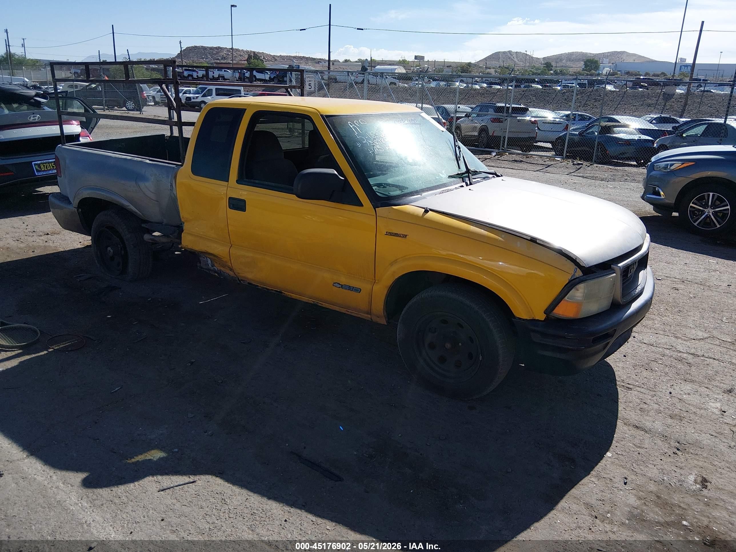 2002 Chevrolet S-10 LS, VIN 1GCCS19W528222820 — Side