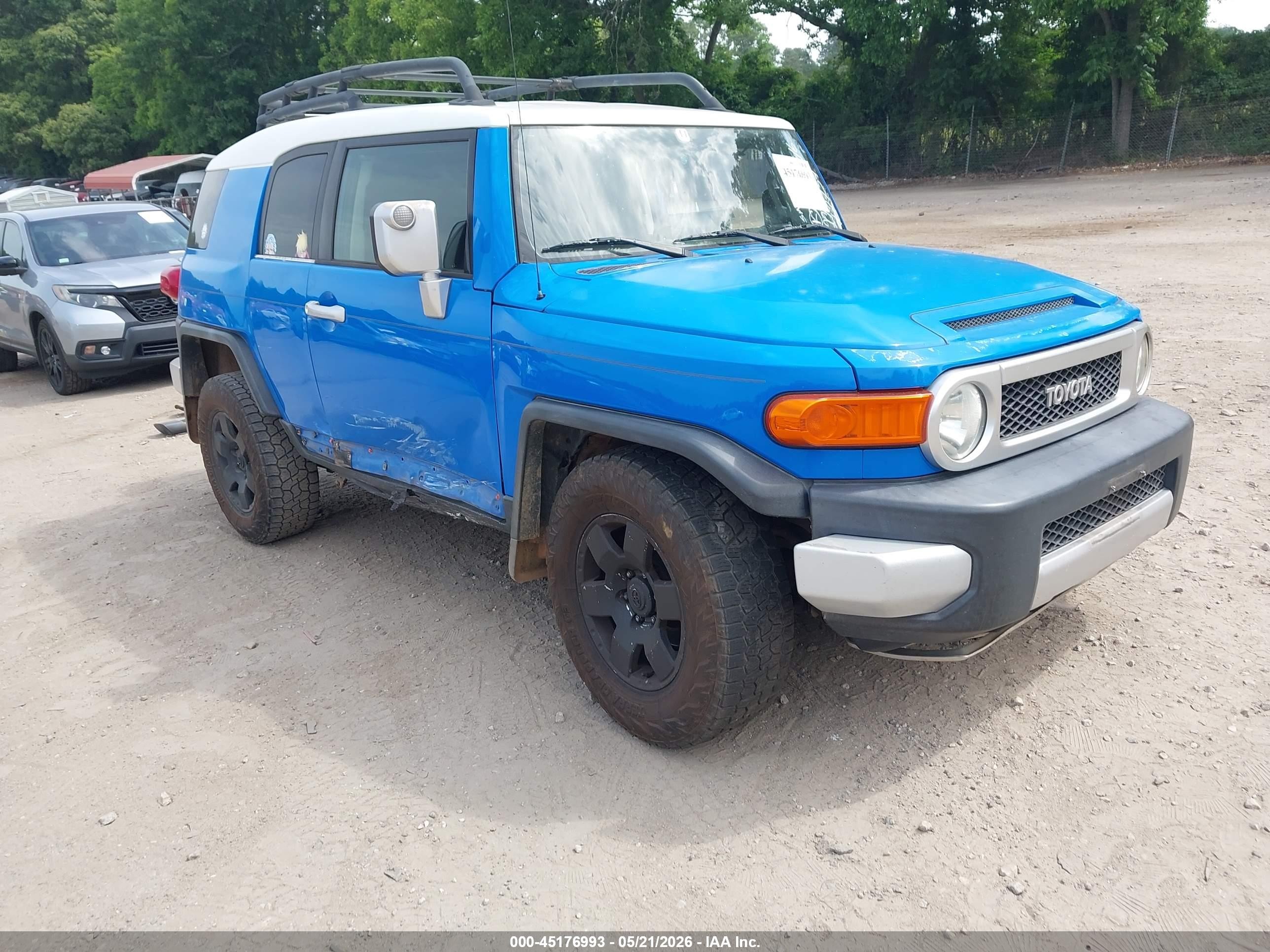 2007 Toyota FJ Cruiser, VIN JTEZU11F070002454 — Side