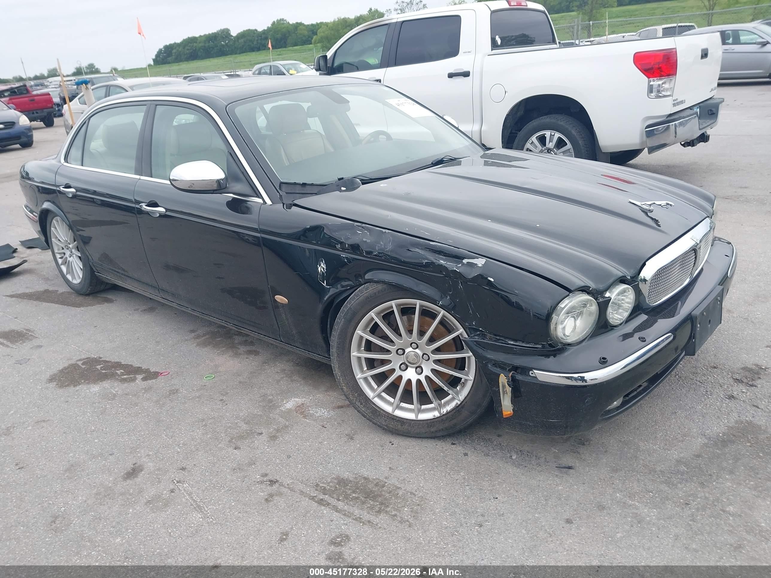 2007 Jaguar XJ 8 LWB, VIN SAJWA79B27SH14817 — Front end