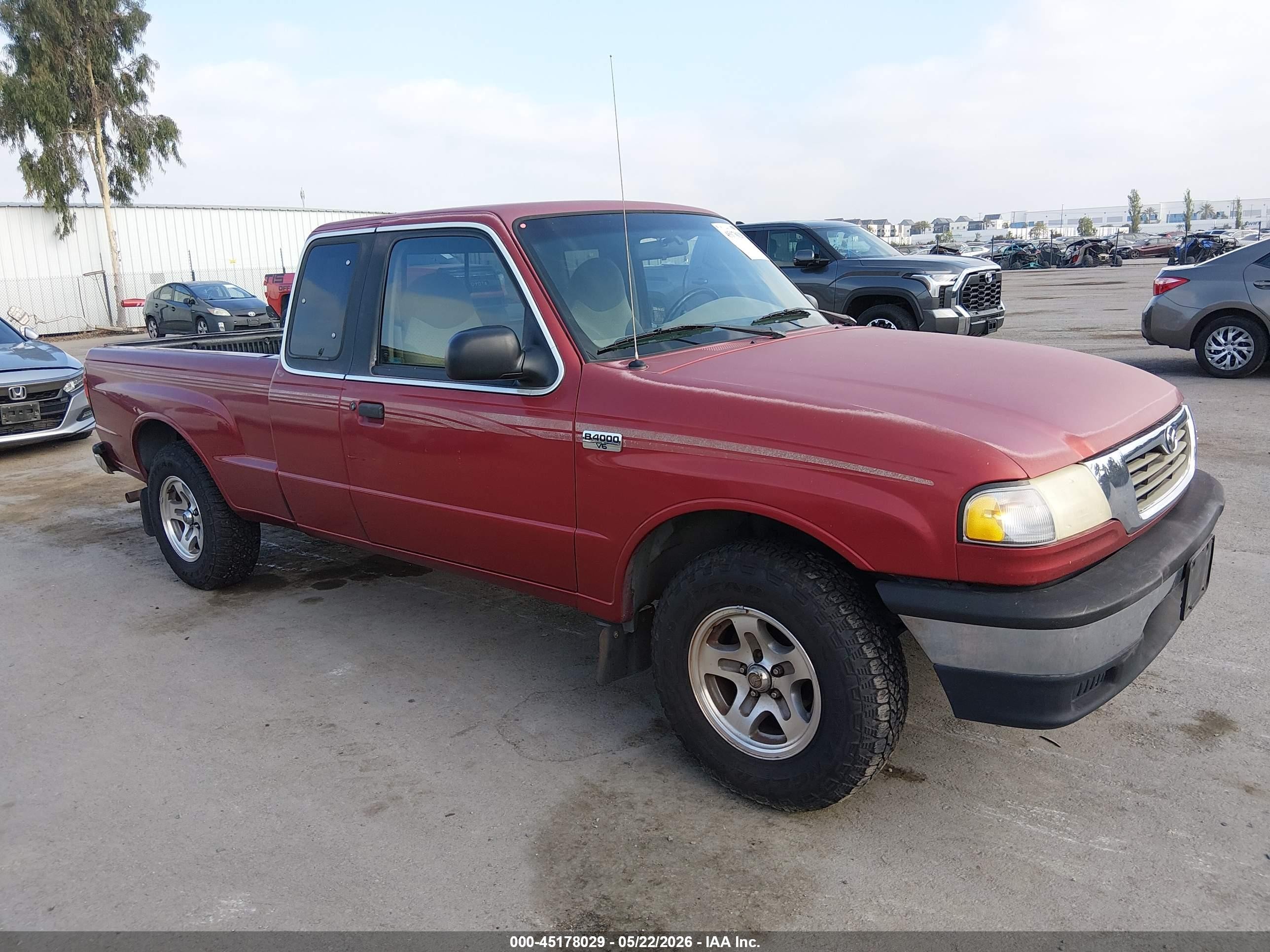 1998 Mazda B-Series SE, VIN 4F4YR16X7WTM16676 — Бок