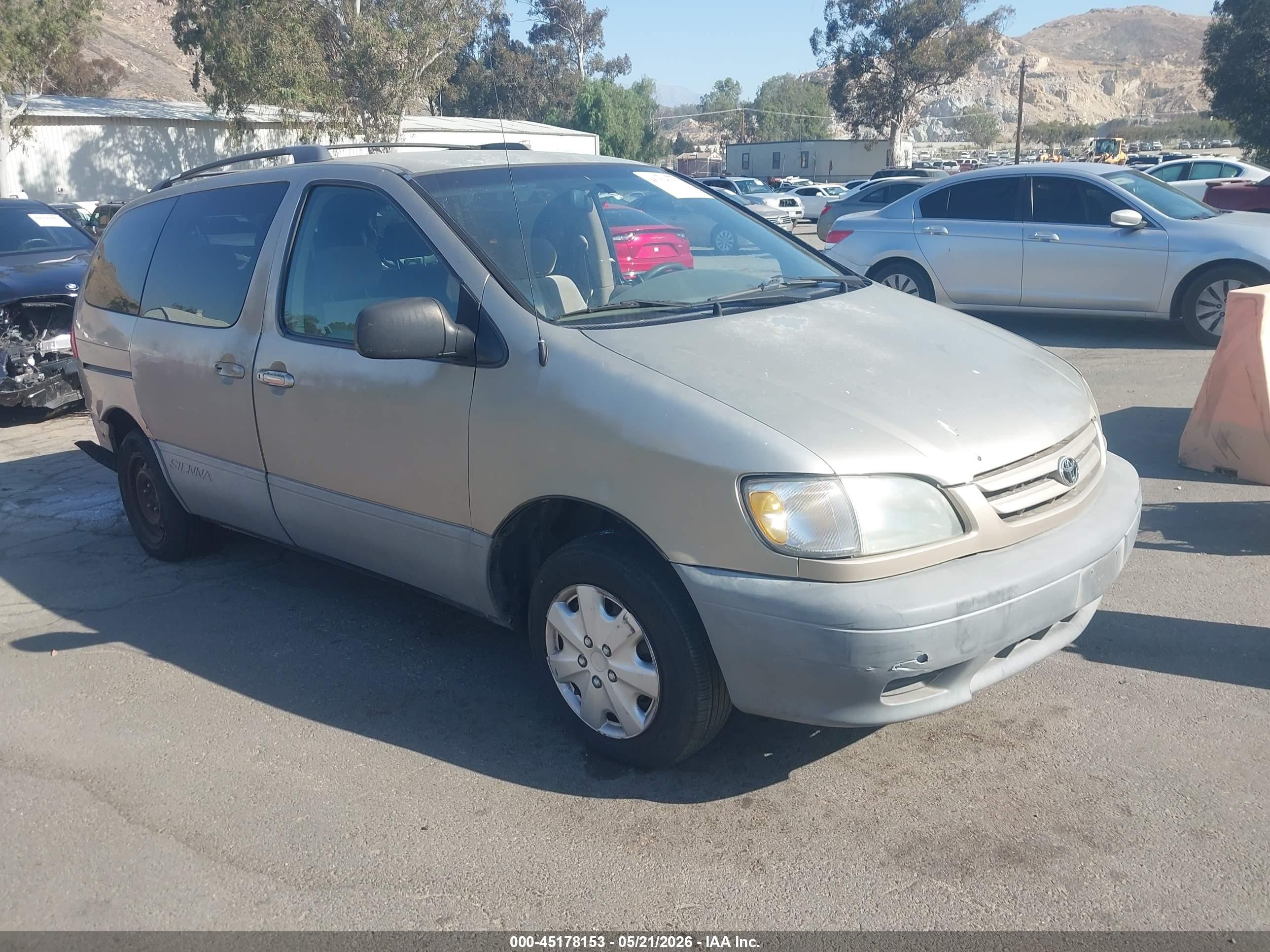 2001 Toyota Sienna CE, VIN 4T3ZF19C91U374015 — Rear end