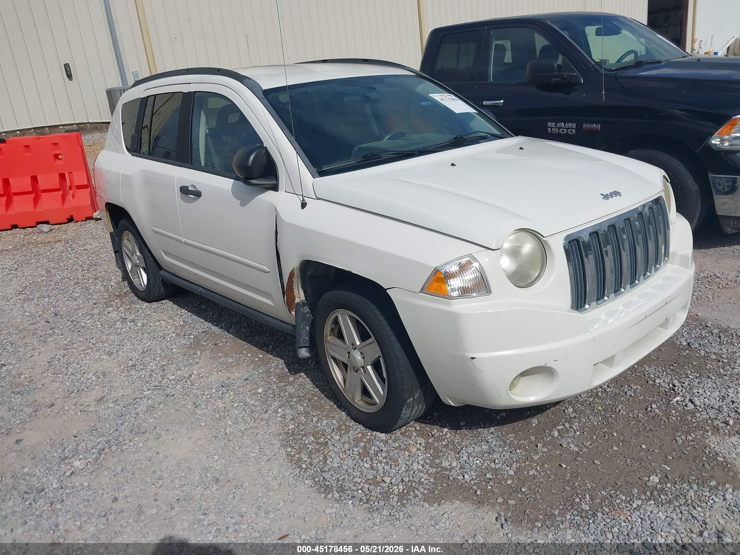2008 Jeep Compass Sport, VIN 1J8FT47WX8D755608 — Бок