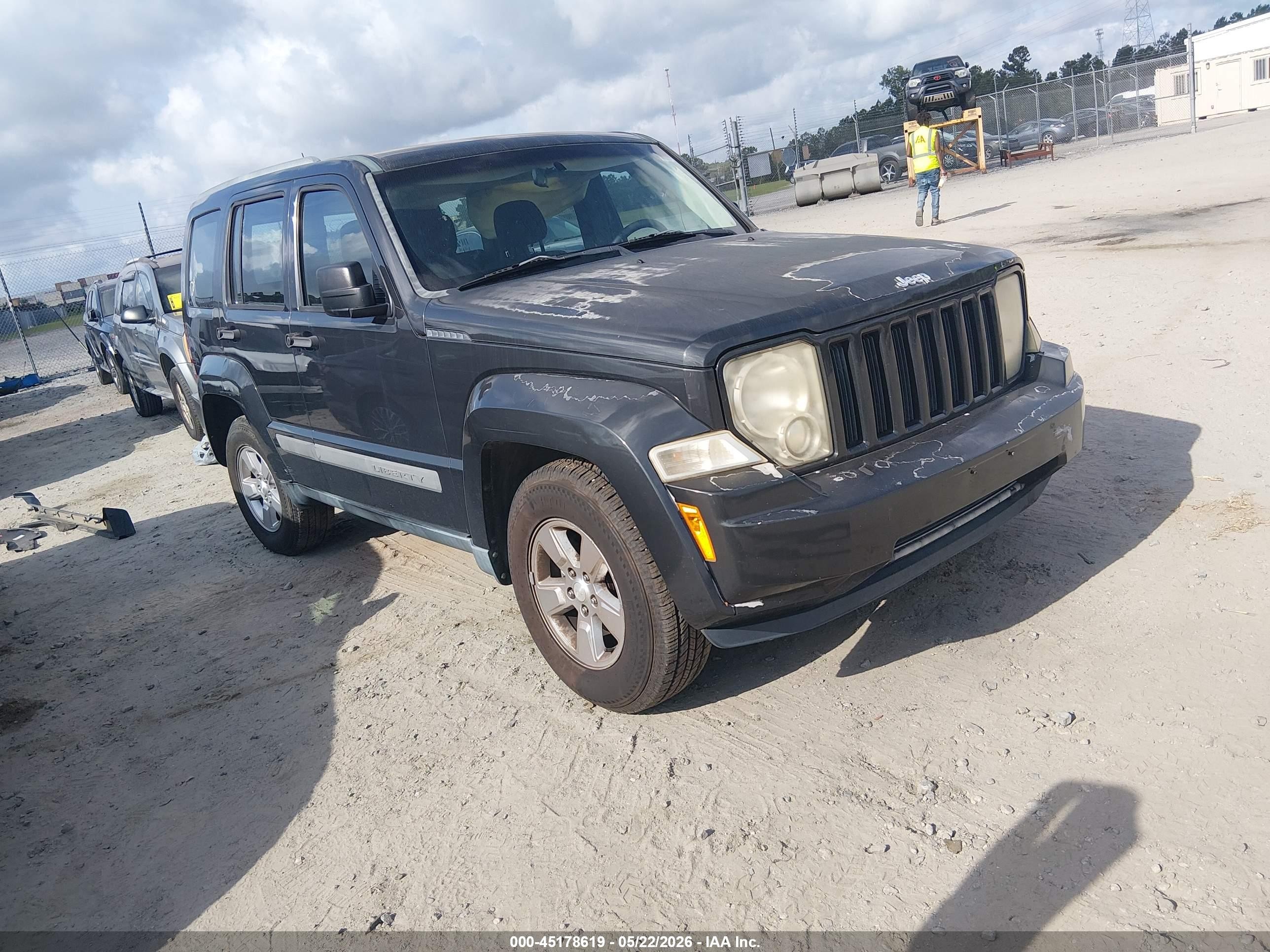 2011 Jeep Liberty Sport, VIN 1J4PN2GKXBW586543 — Side