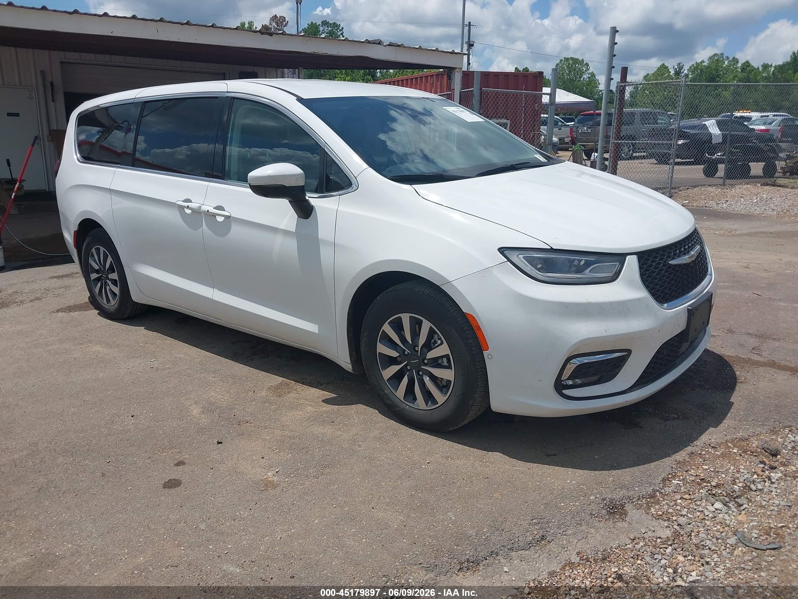 2023 Chrysler Pacifica Hybrid Touring L, VIN 2C4RC1L72PR562592 — Normal wear