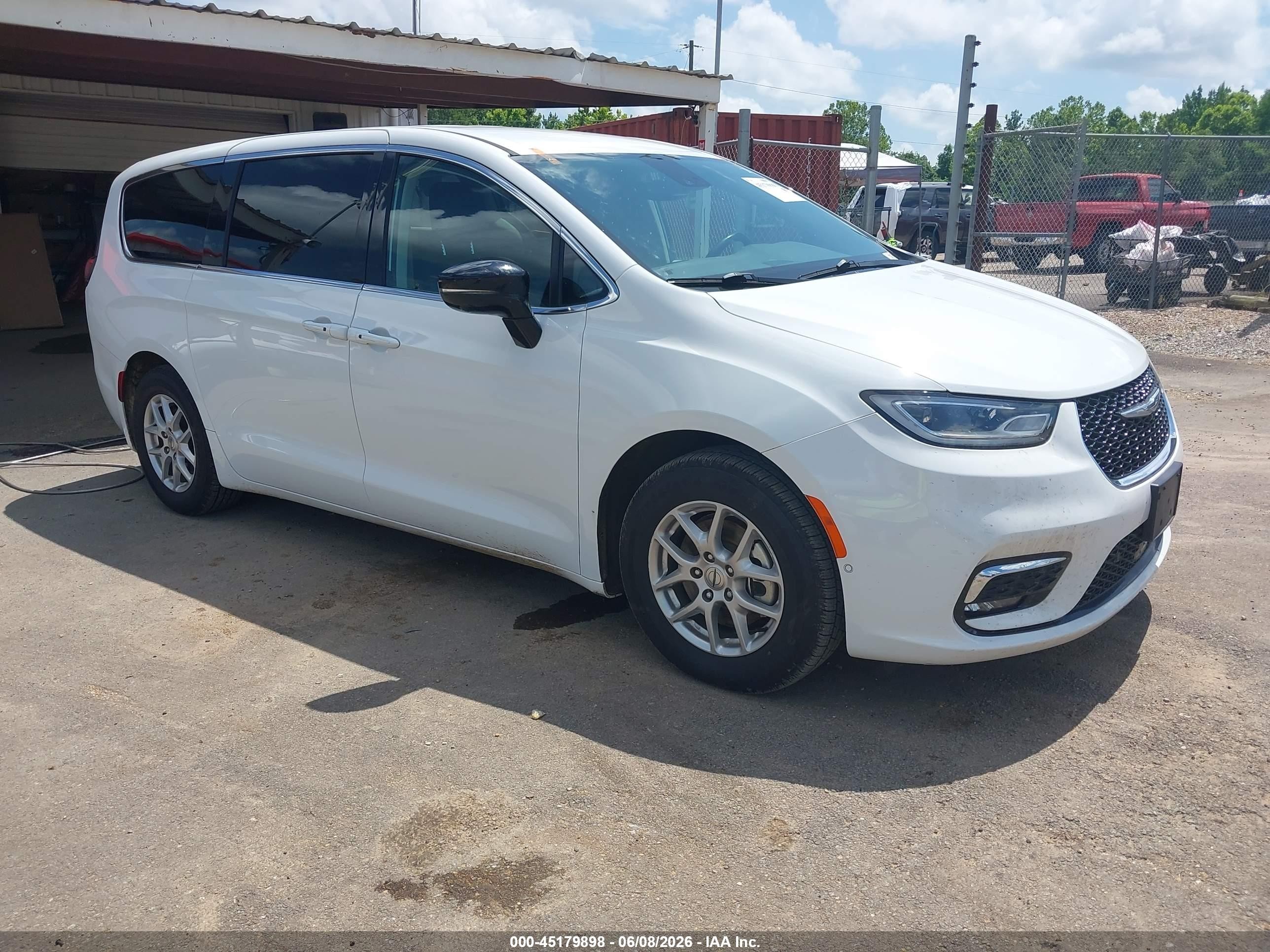 2024 Chrysler Pacifica Touring L, VIN 2C4RC1BG5RR112780 — Normal wear