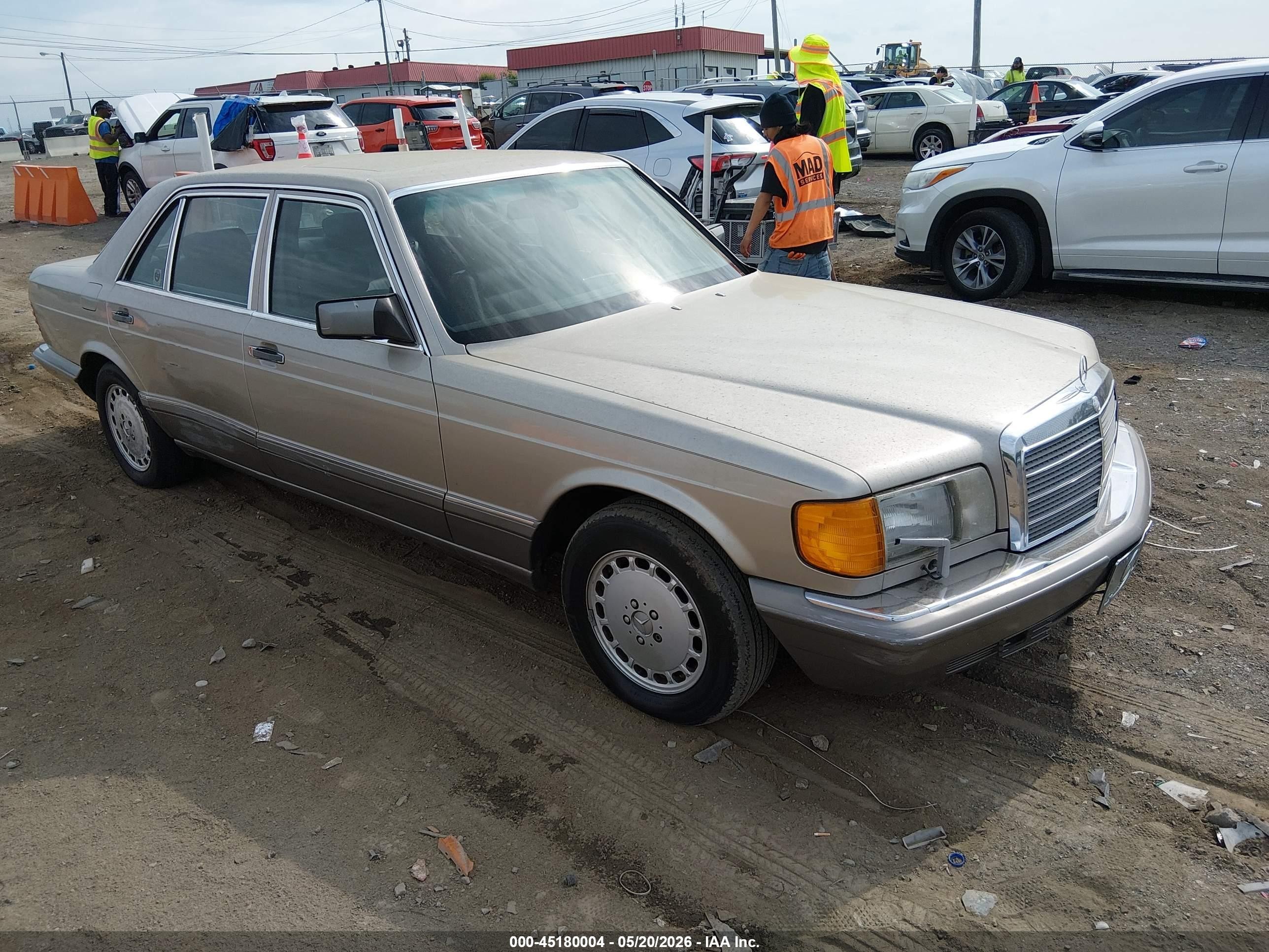1990 Mercedes-Benz 560, VIN WDBCA39EXLA515062 — Normal wear