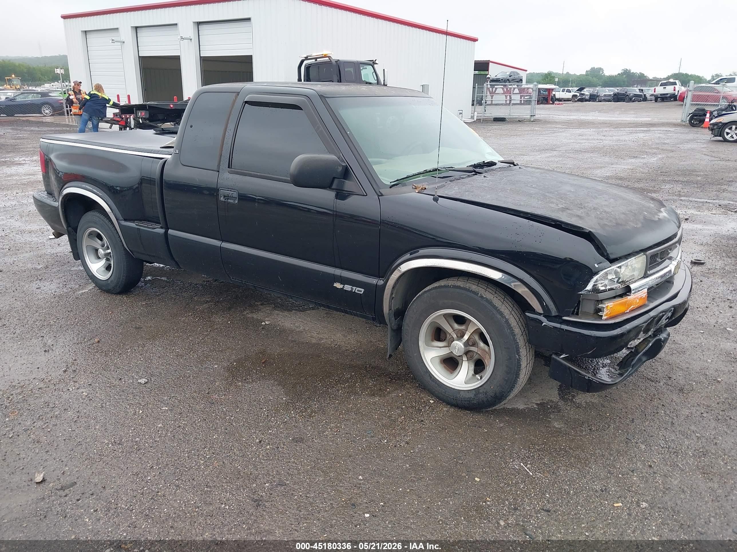 2002 Chevrolet S-10 LS, VIN 1GCCS19WX28236423 — Front end