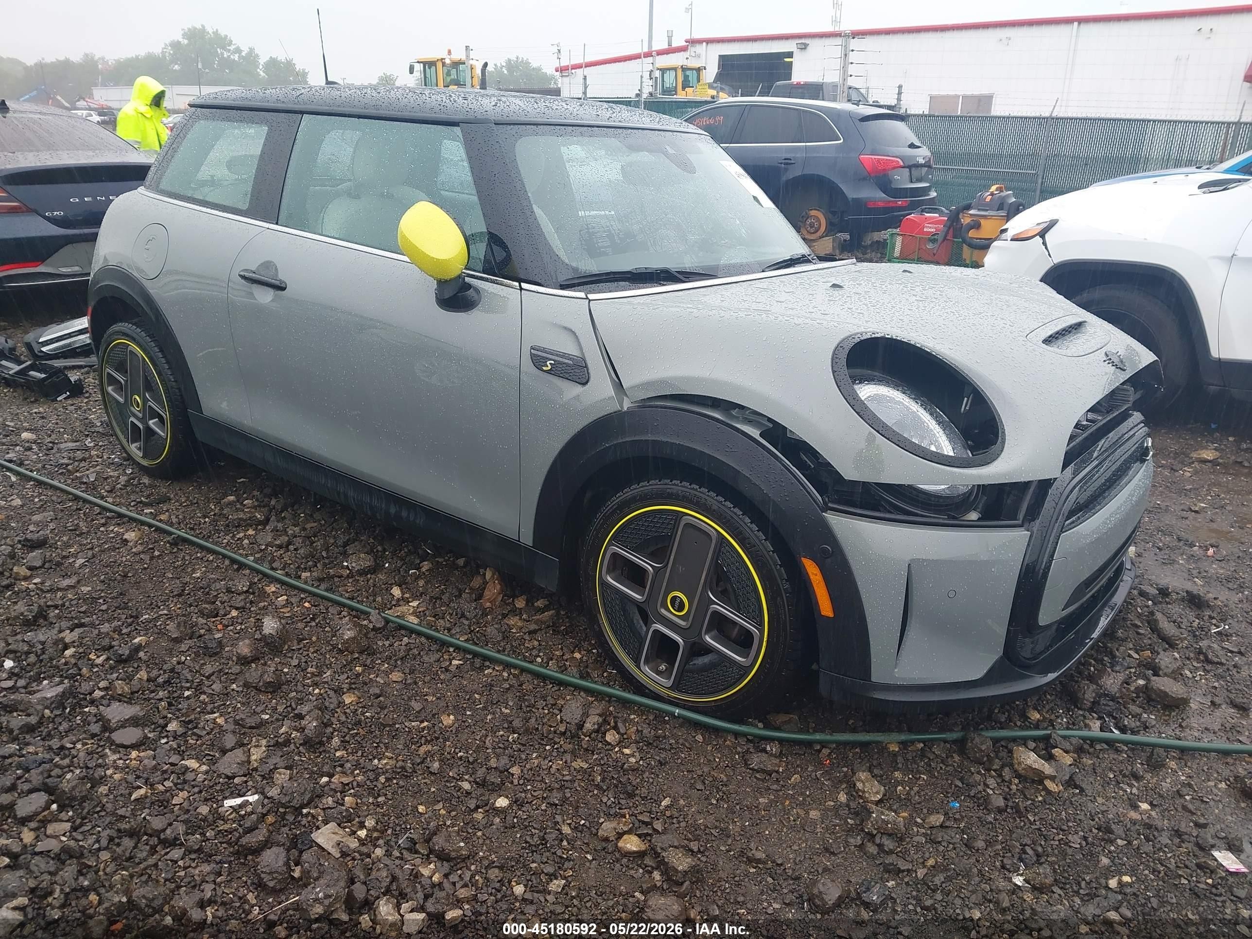 2022 MINI Hardtop Cooper SE, VIN WMW13DJ07N2R92406 — Перед