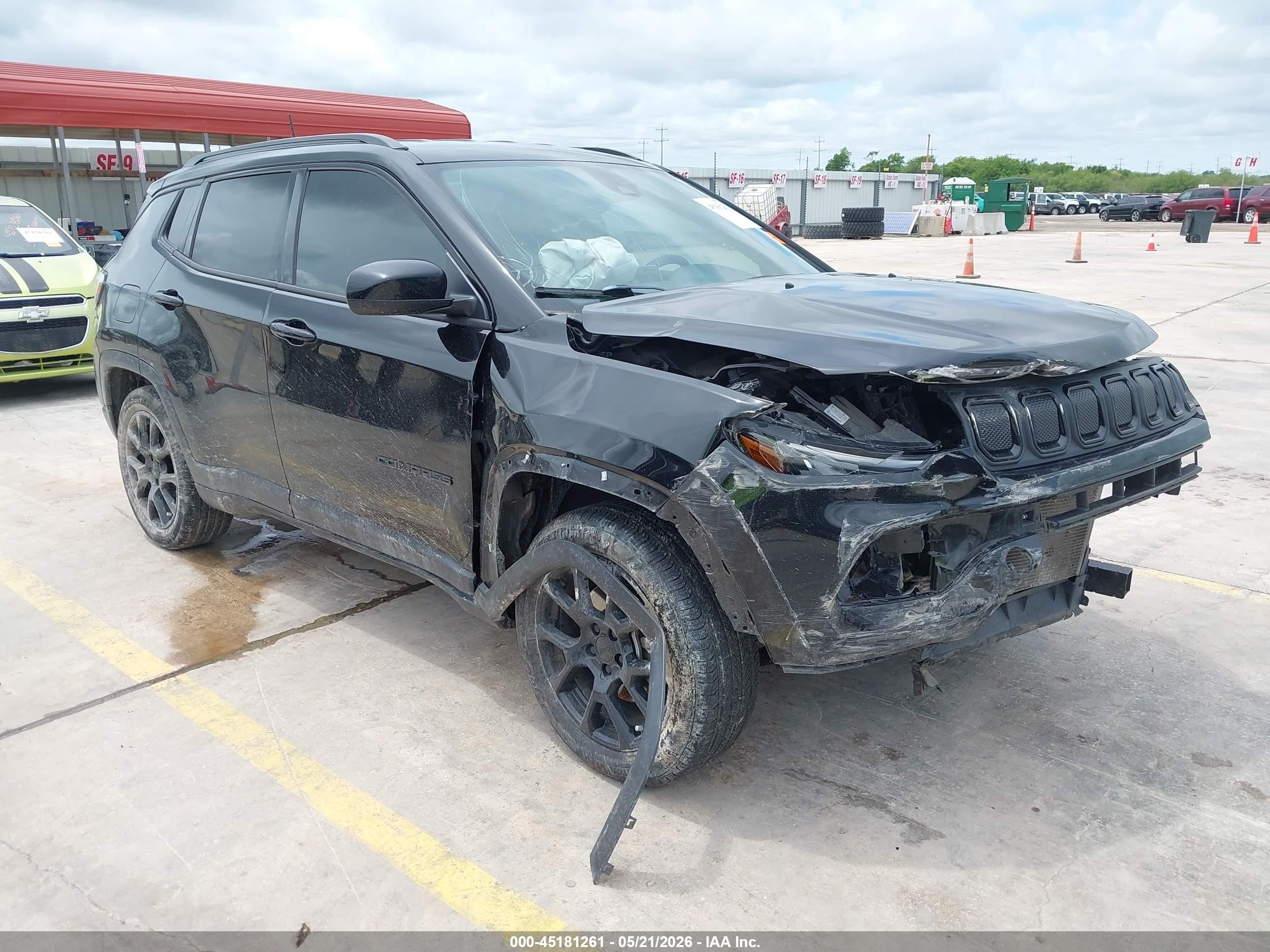 2022 Jeep Compass Latitude, VIN 3C4NJCBB1NT178030 — Front end