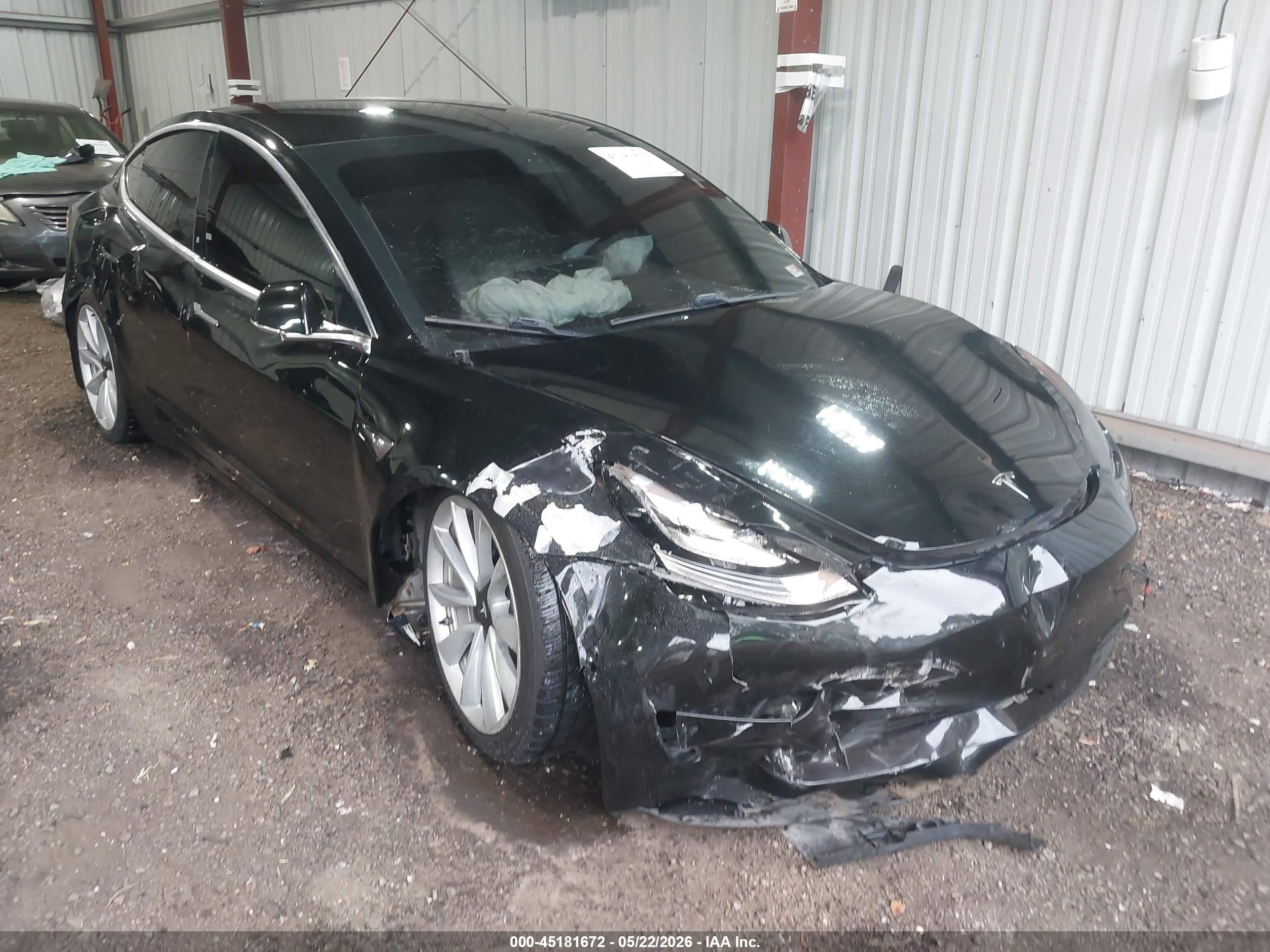 2019 Tesla Model 3 Mid Range, VIN 5YJ3E1EA6KF444770 — Бок