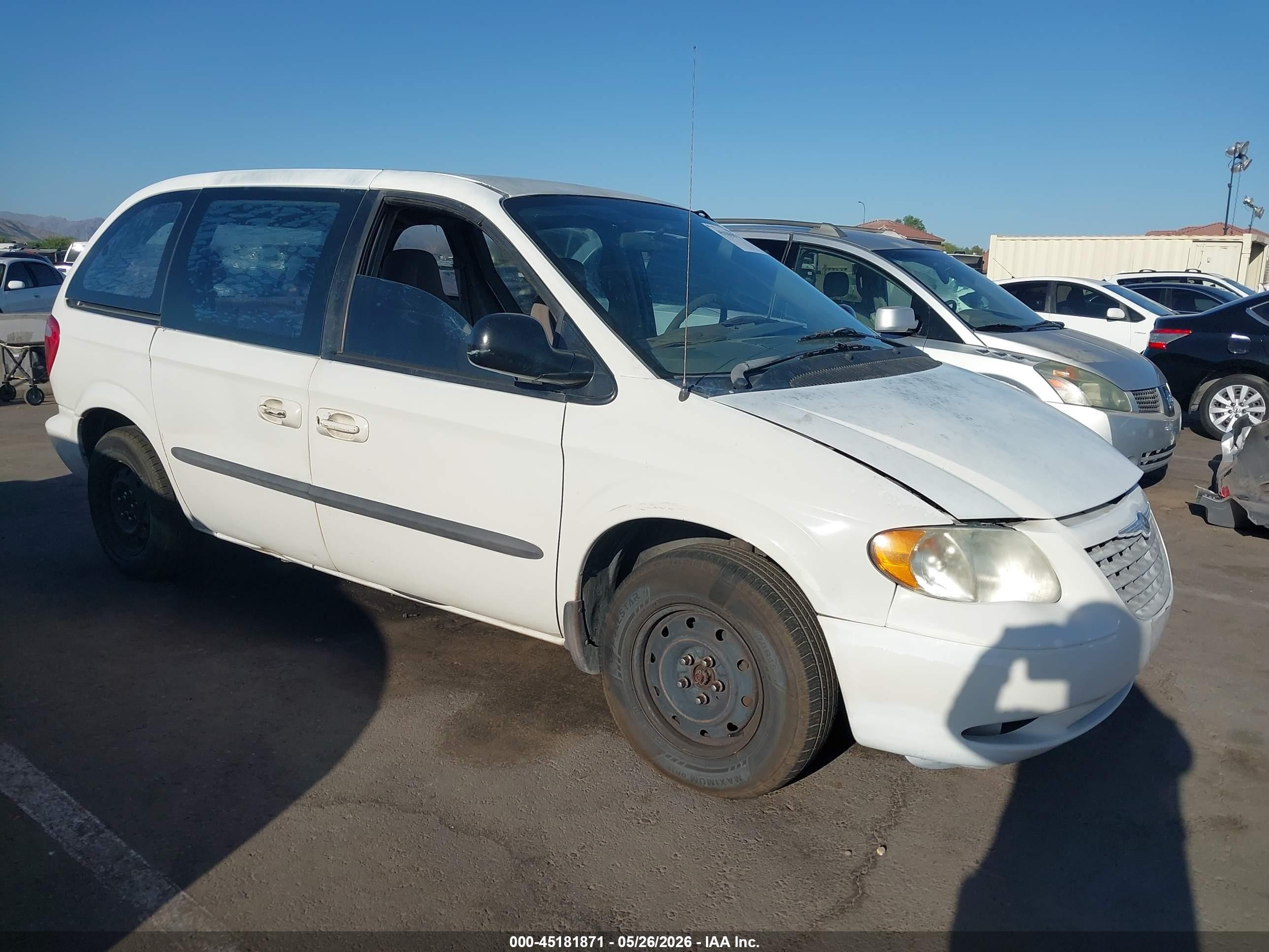 2003 Chrysler Voyager, VIN 1C4GJ25B63B171121 — Перед
