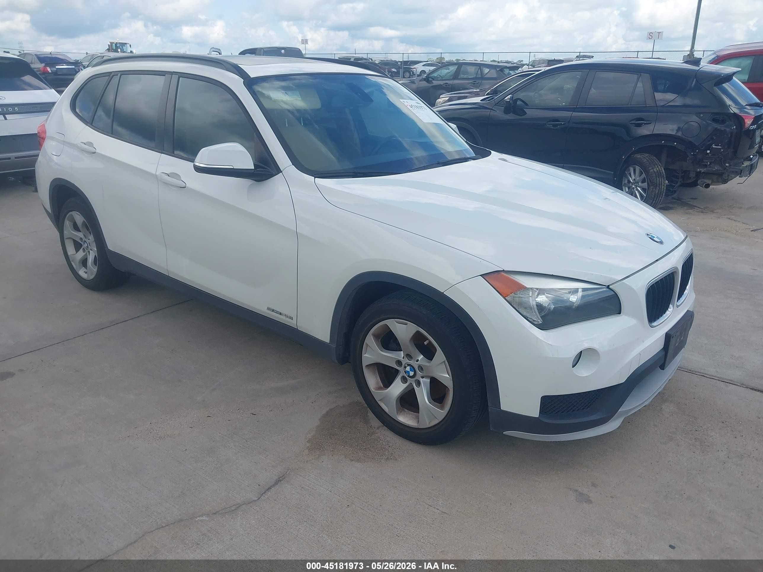 2015 BMW X1 sDrive28i, VIN WBAVM1C58FV315919 — Side