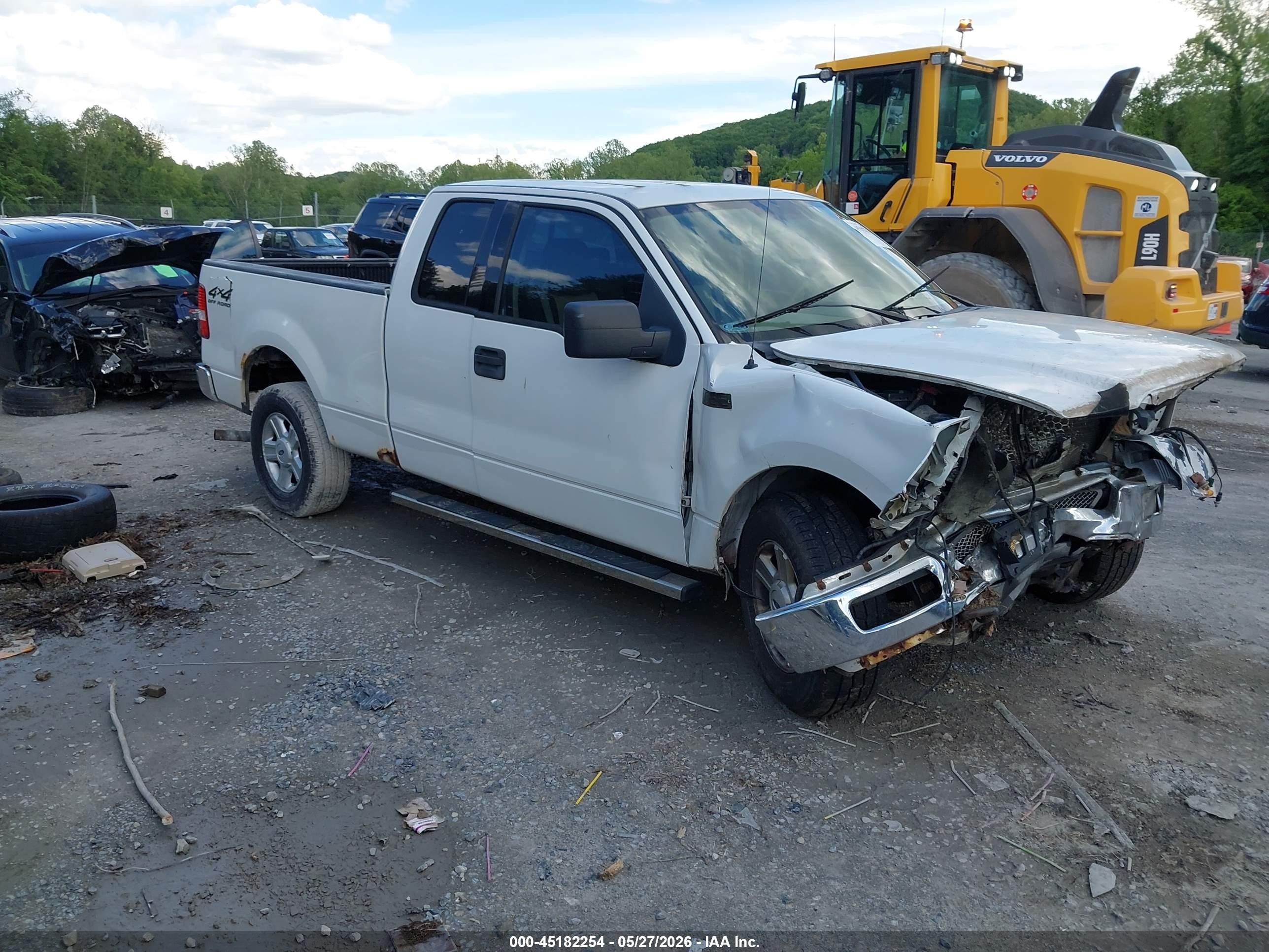 2004 Ford F-150 XLT, VIN 1FTPX14504KD89609 — Перед