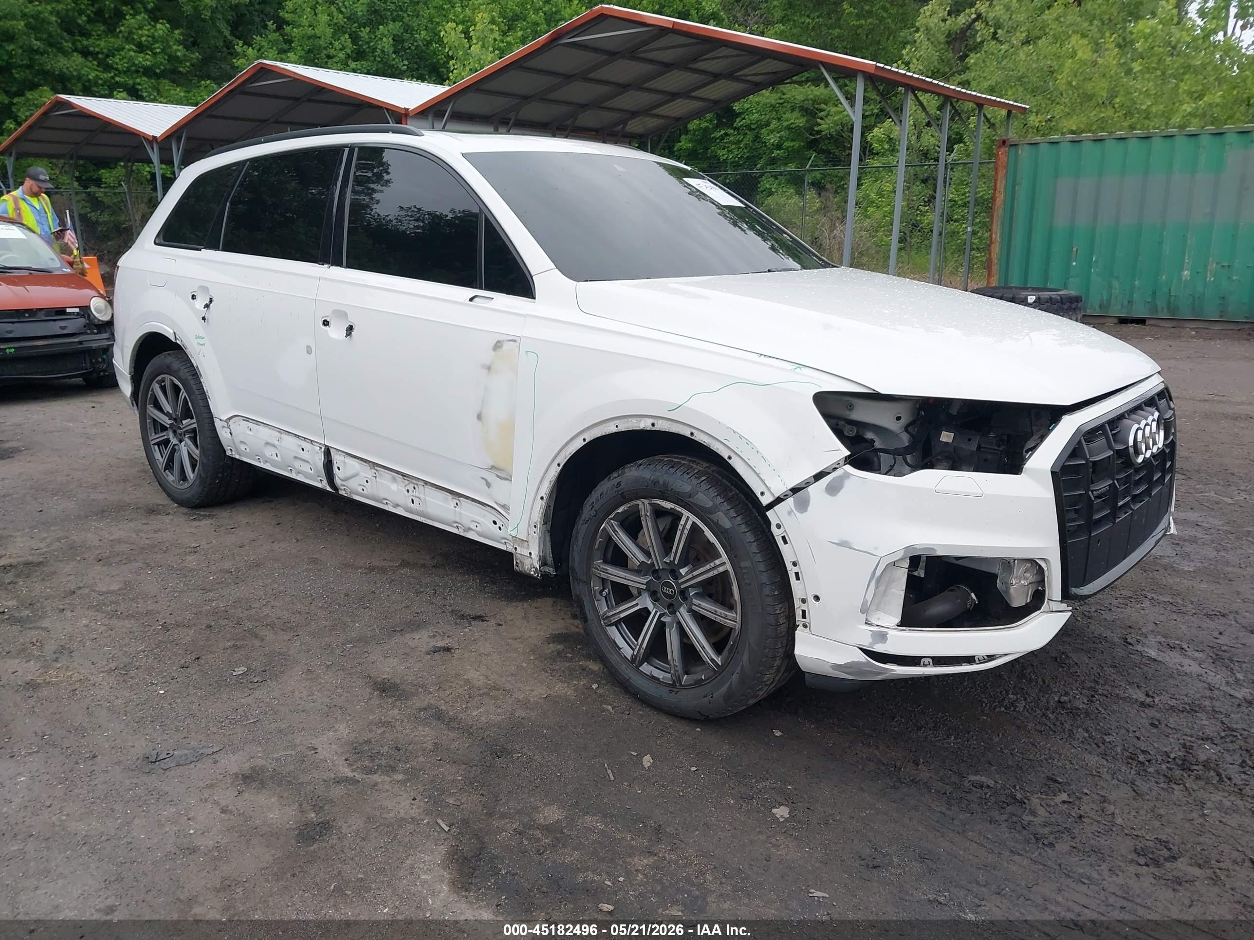 2024 Audi Q7 Premium Plus, VIN WA1LCBF74RD005593 — Бок
