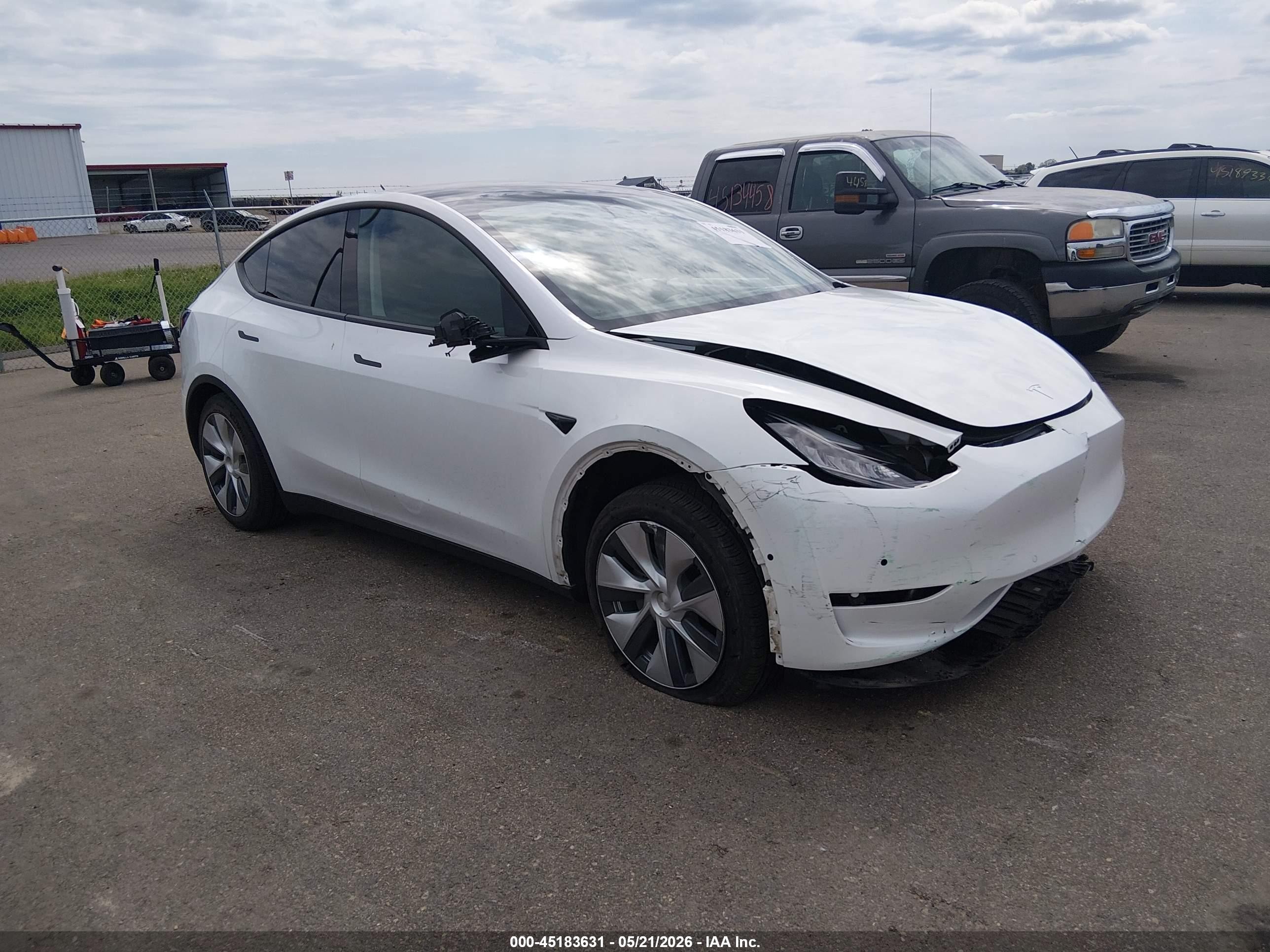 2021 Tesla Model Y Long Range, VIN 5YJYGDEE4MF068903 — Front end