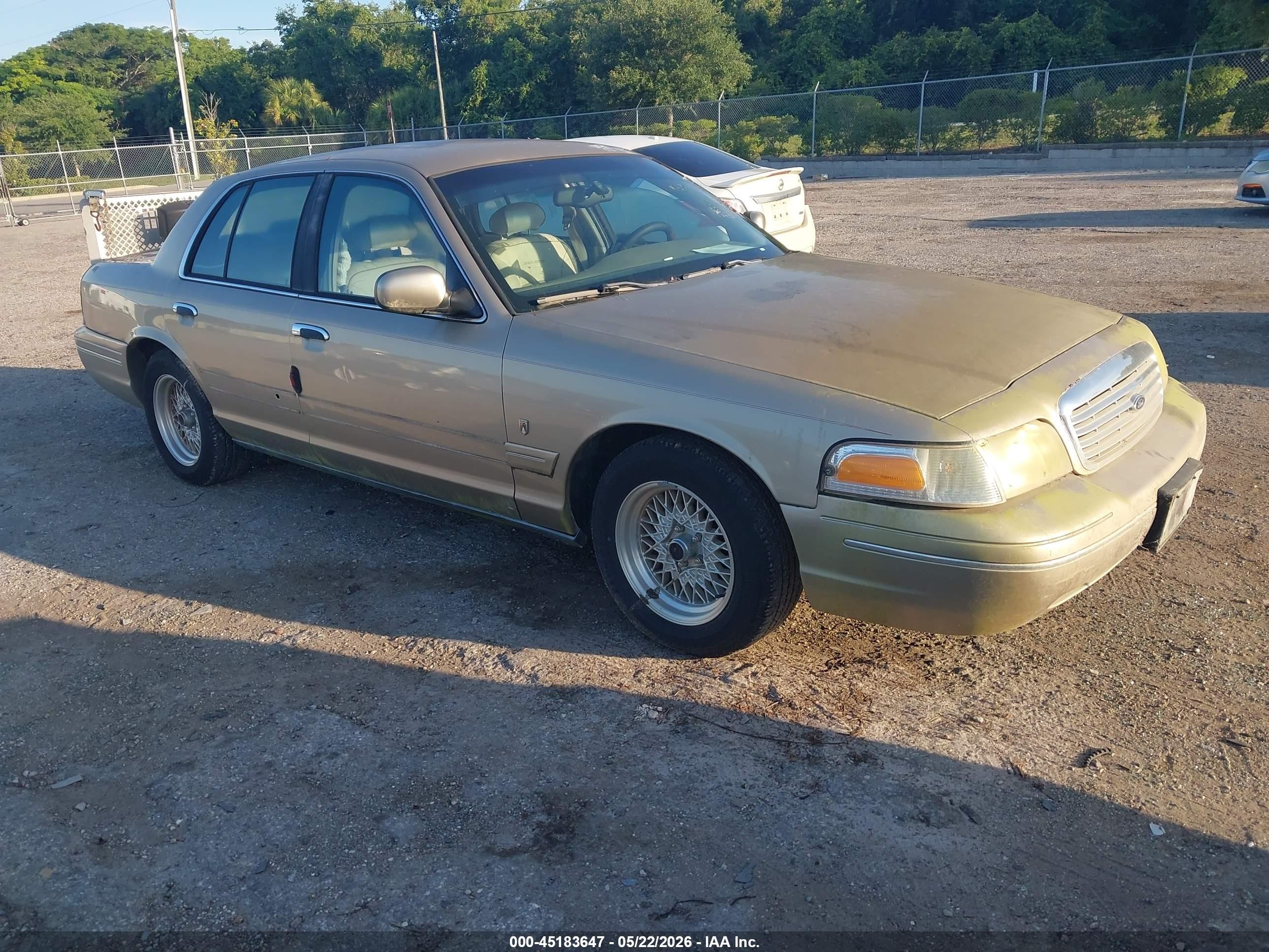 2000 Ford Crown Victoria LX, VIN 2FAFP74W7YX205086 — Normal wear