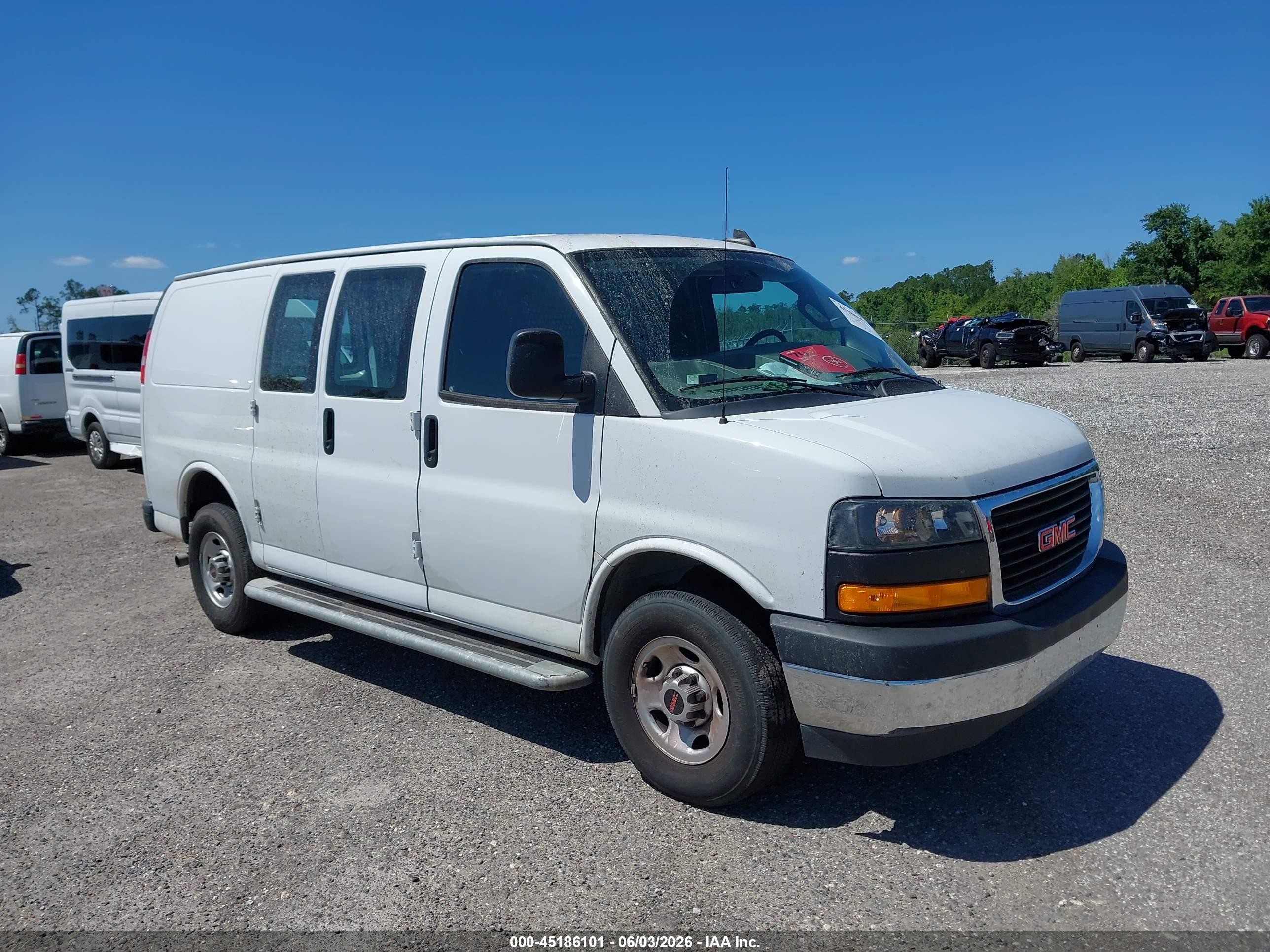 2023 GMC Savana Cargo, VIN 1GTW7AFP9P1125955 — Front end
