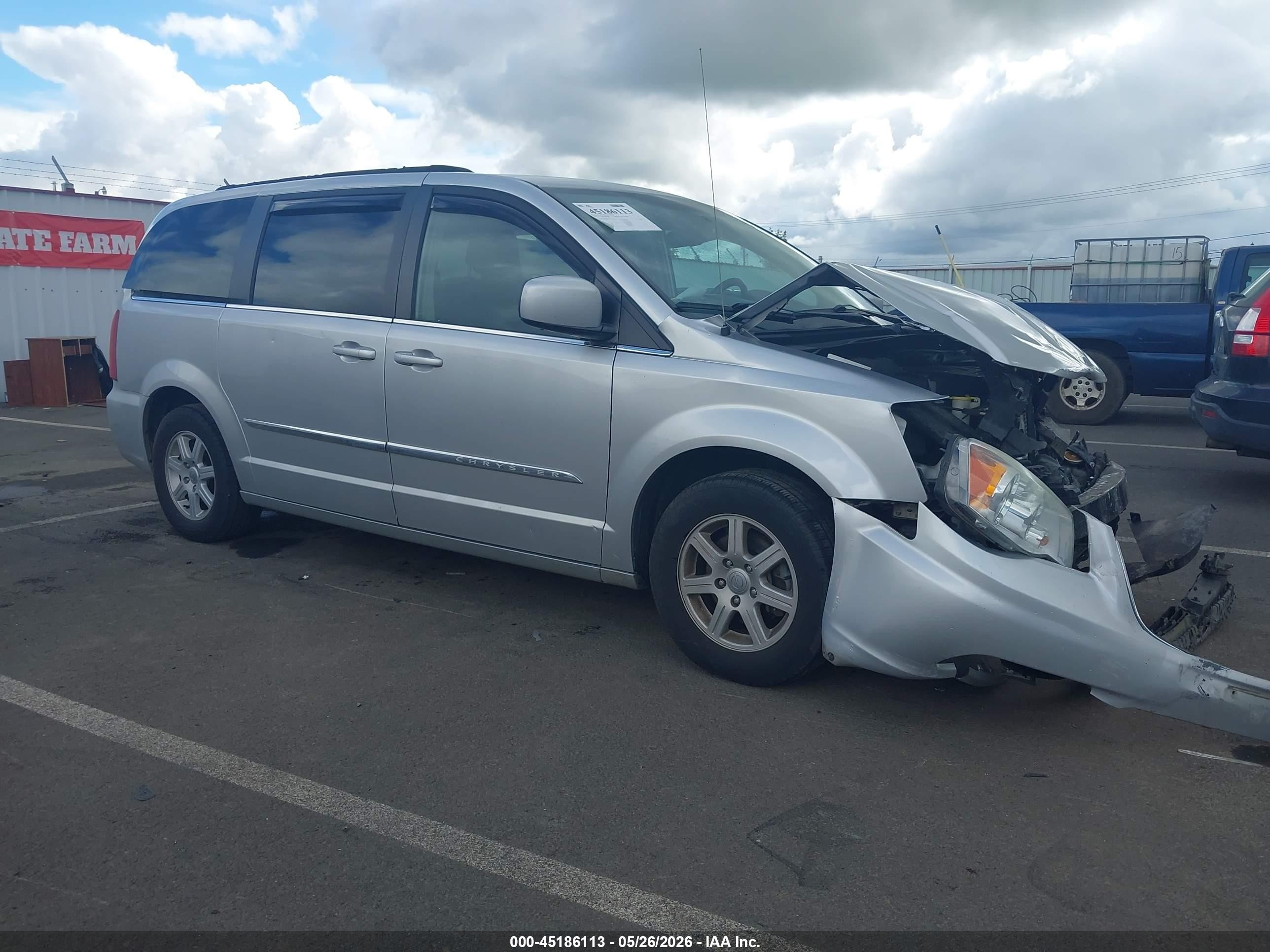 2011 Chrysler Town & Country Touring, VIN 2A4RR5DG8BR723468 — Front end